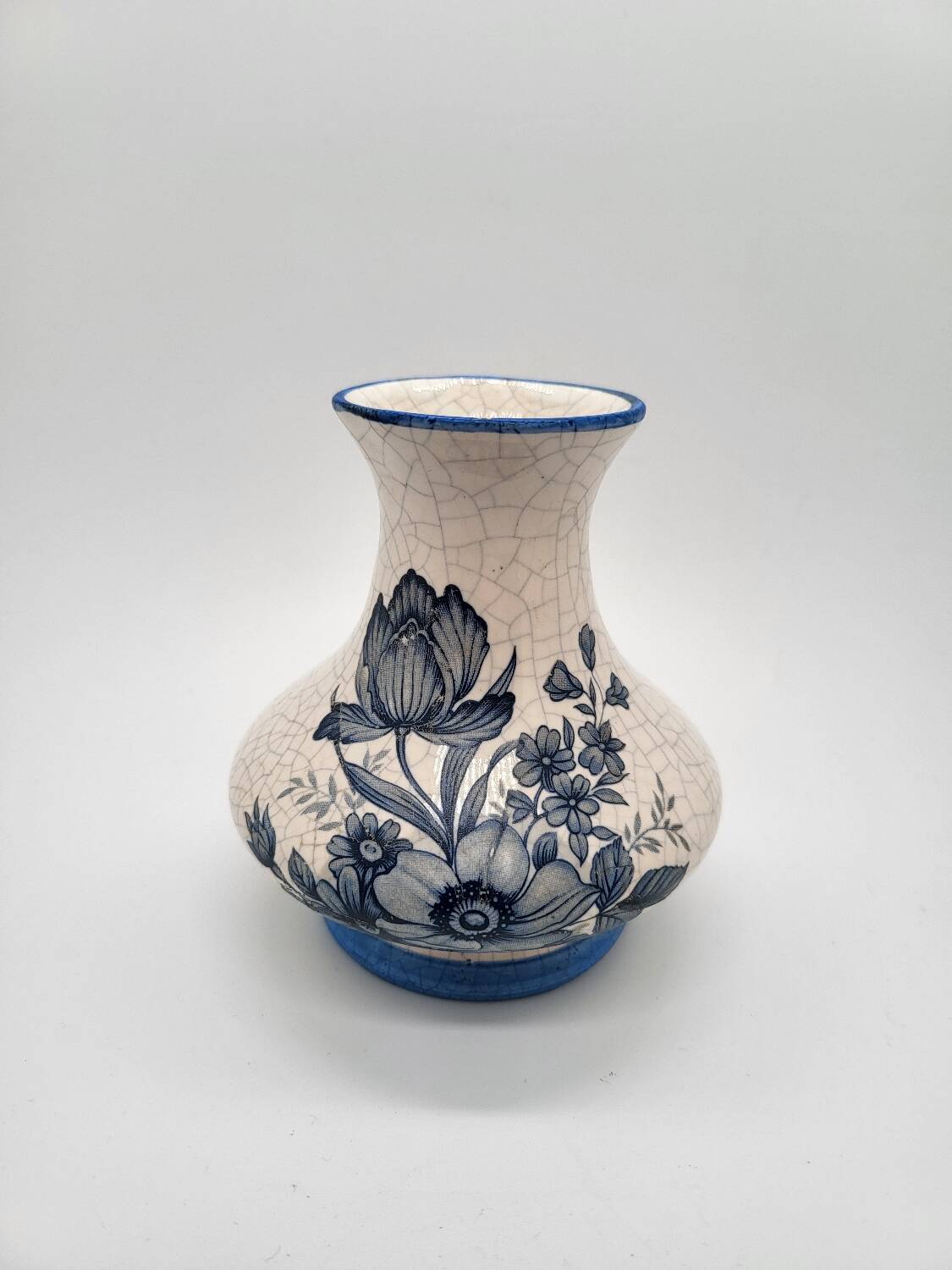 Small ceramic vase with cracked look