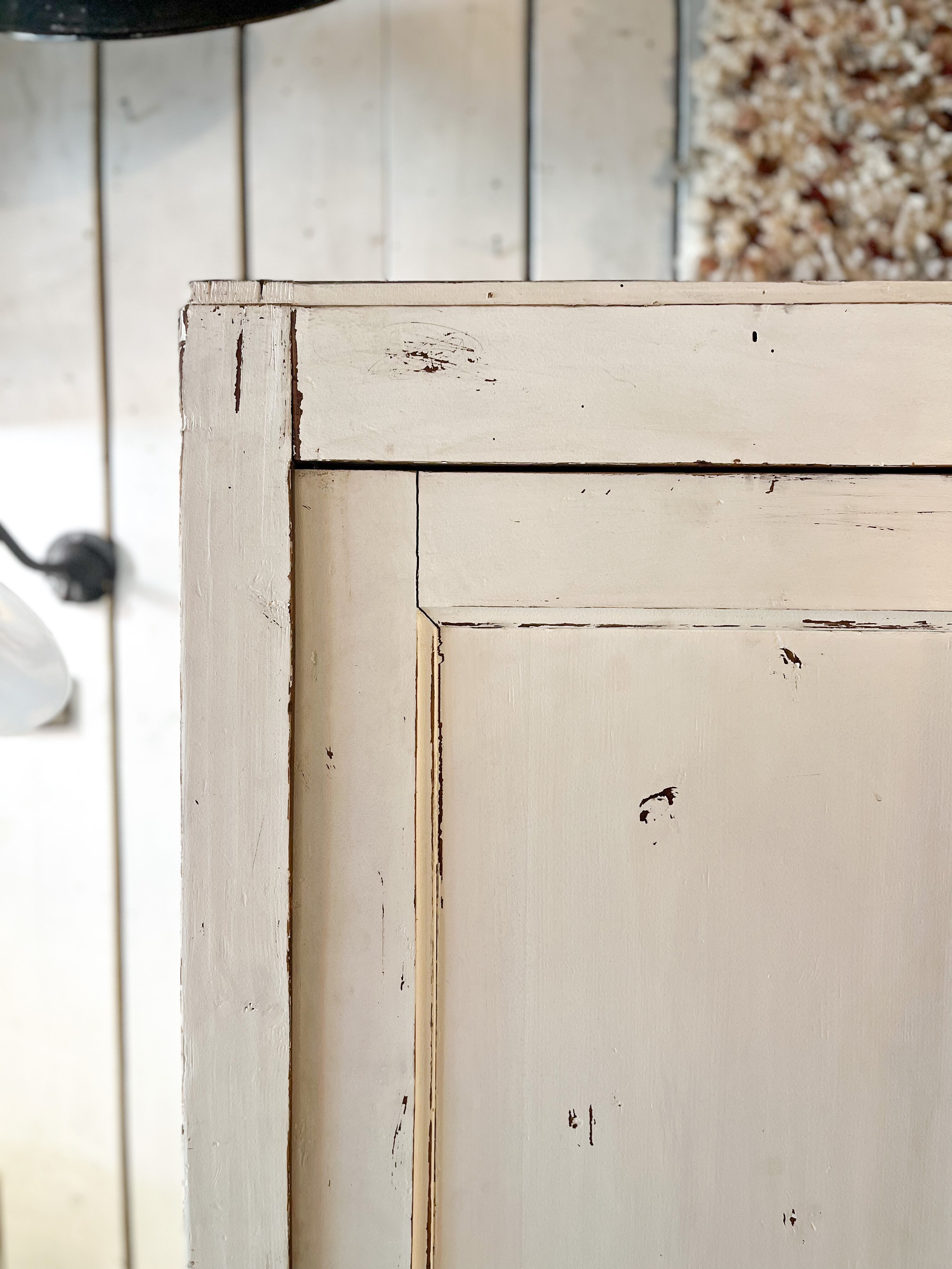 Armoire parisienne patine blanche