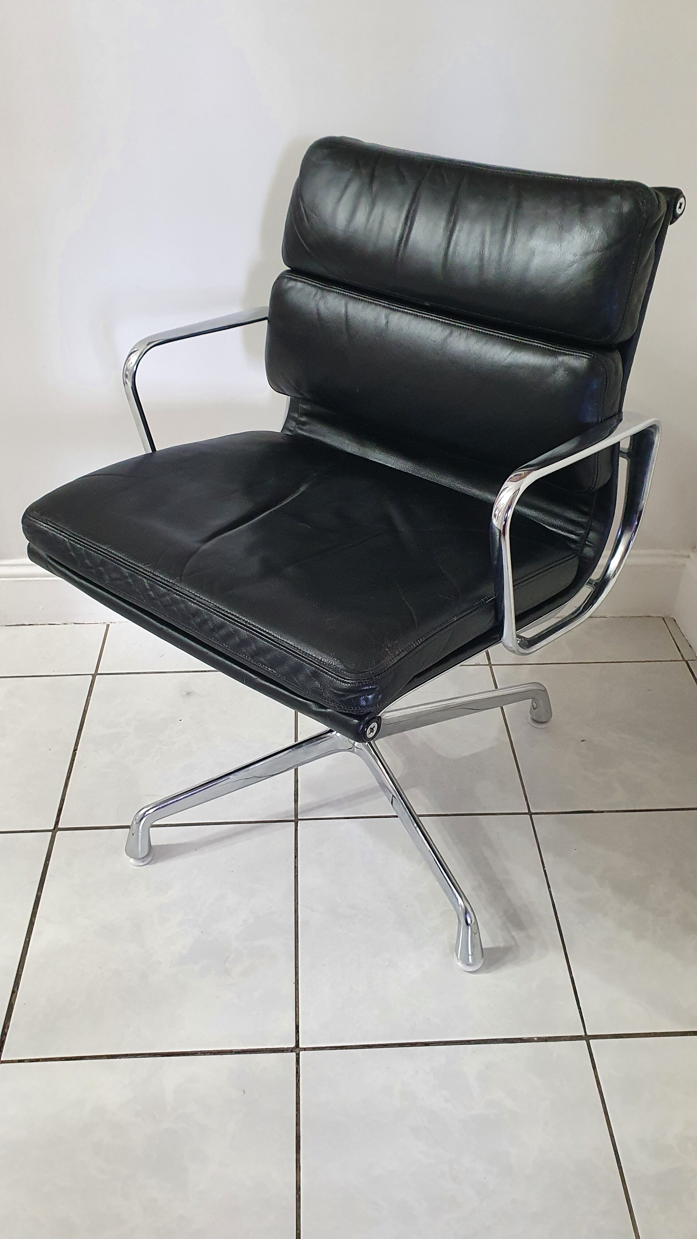 Fauteuil en cuir Softpad design Eames pour Herman Miller, années 70