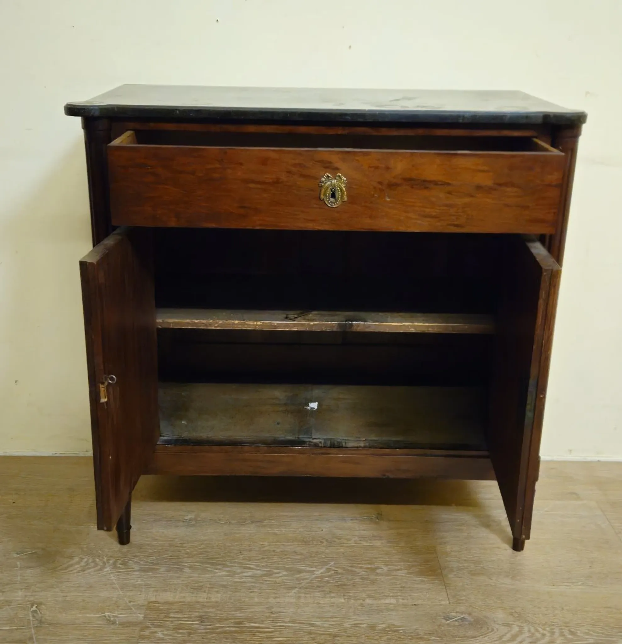 Buffet / cupboard with doors / accent piece in Louis XVI style made of mahogany.
