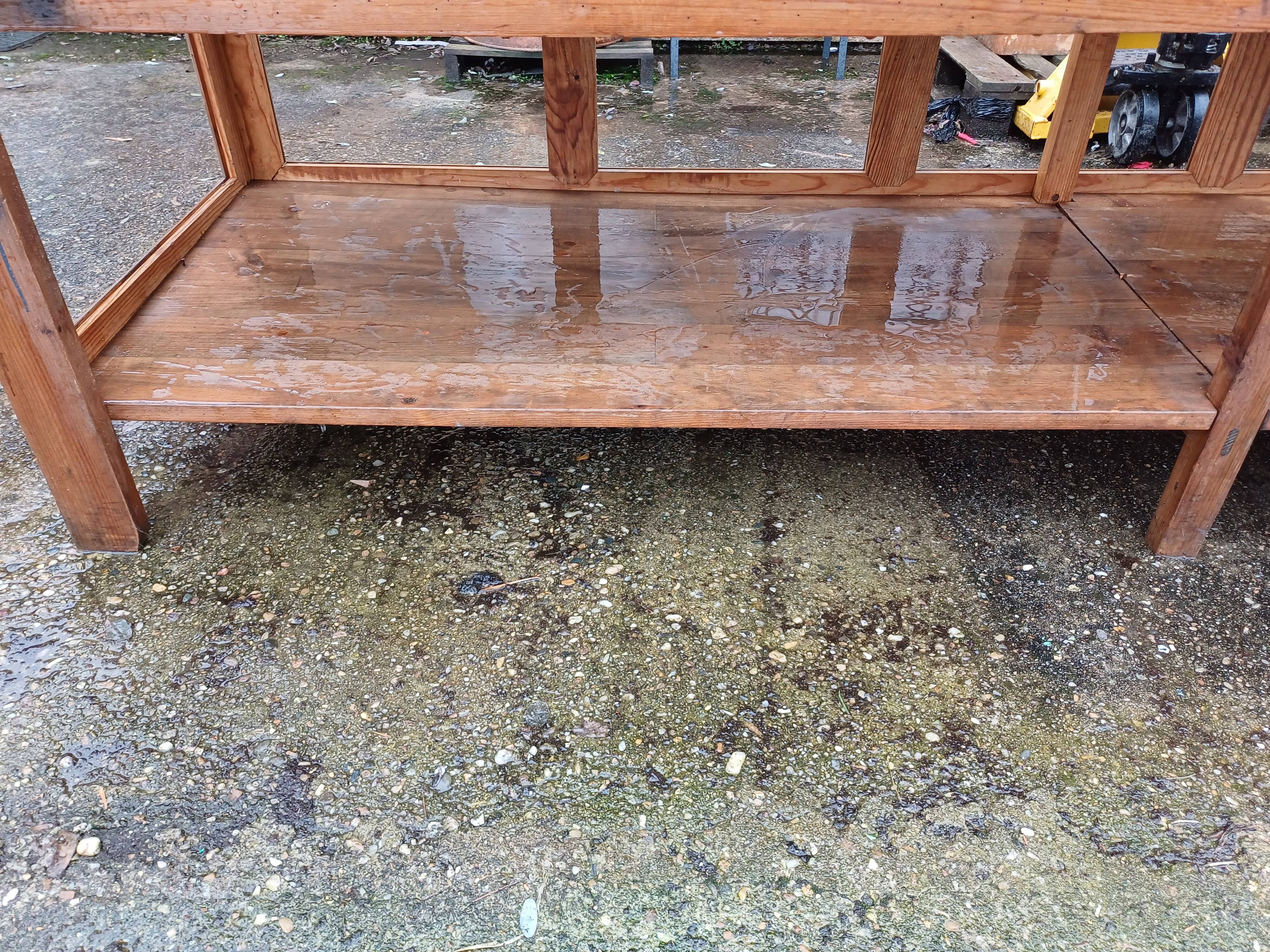Table de drapier en pin , 2 tiroirs .