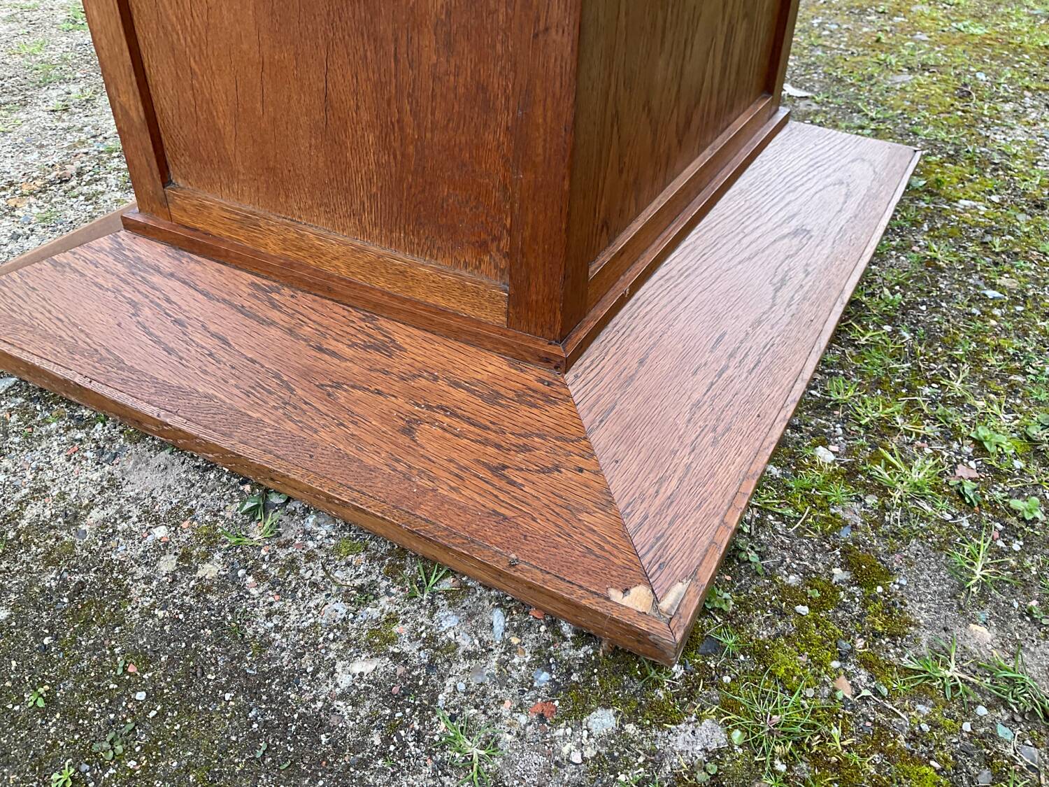 Art Deco dining table in wood and red Formica