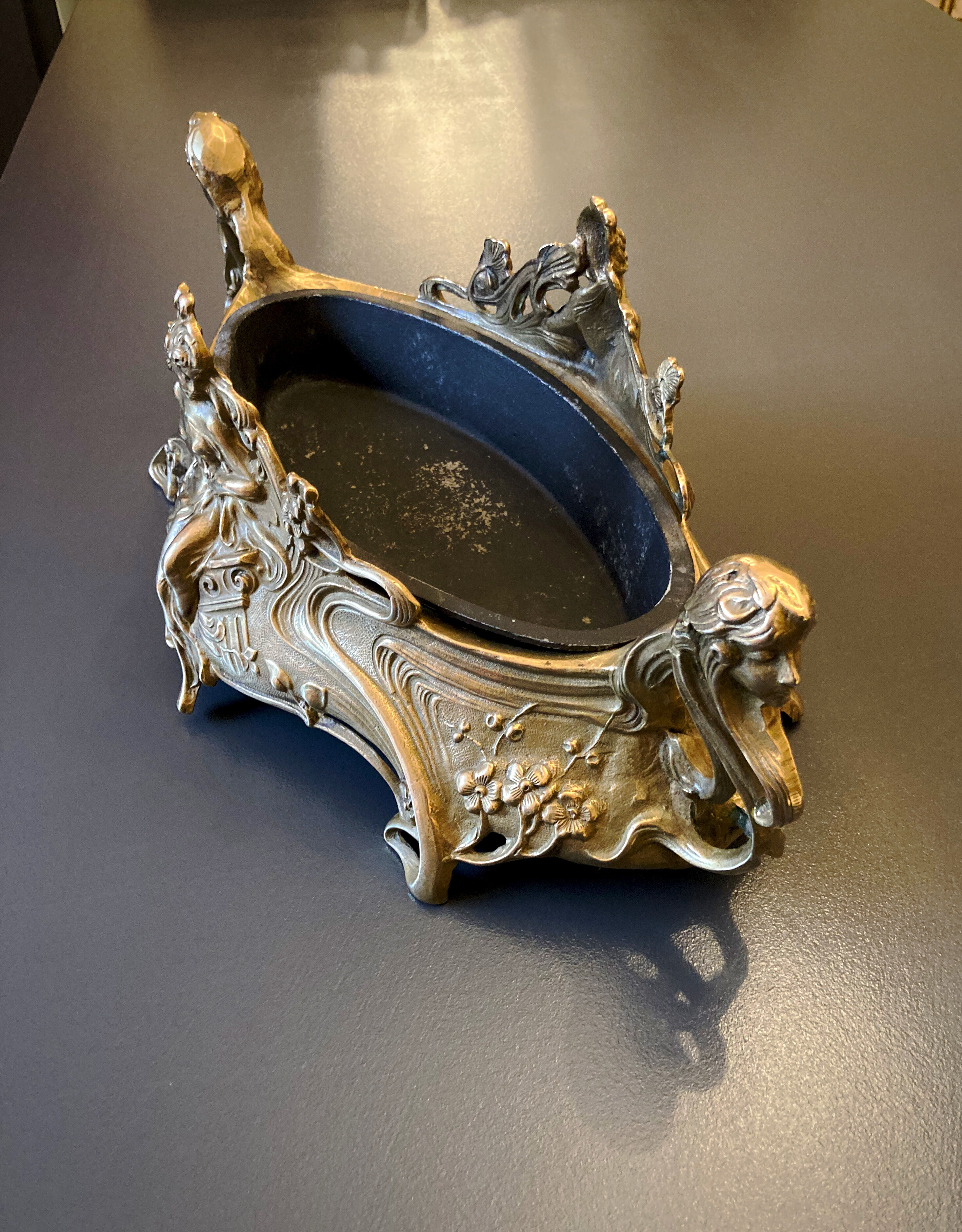 Large planter in gilded bronze Art nouvelles