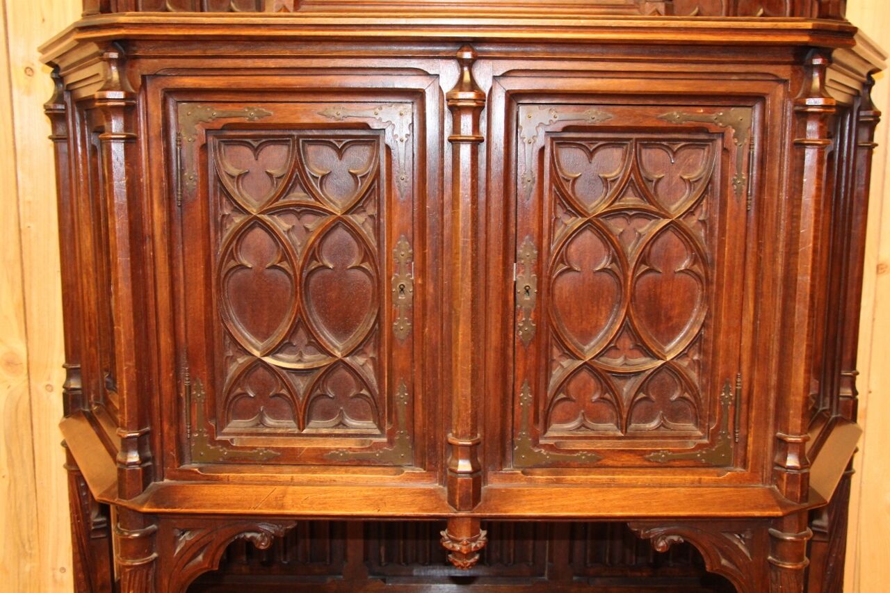 Credence in walnut 19th neo-gothic flamboyant