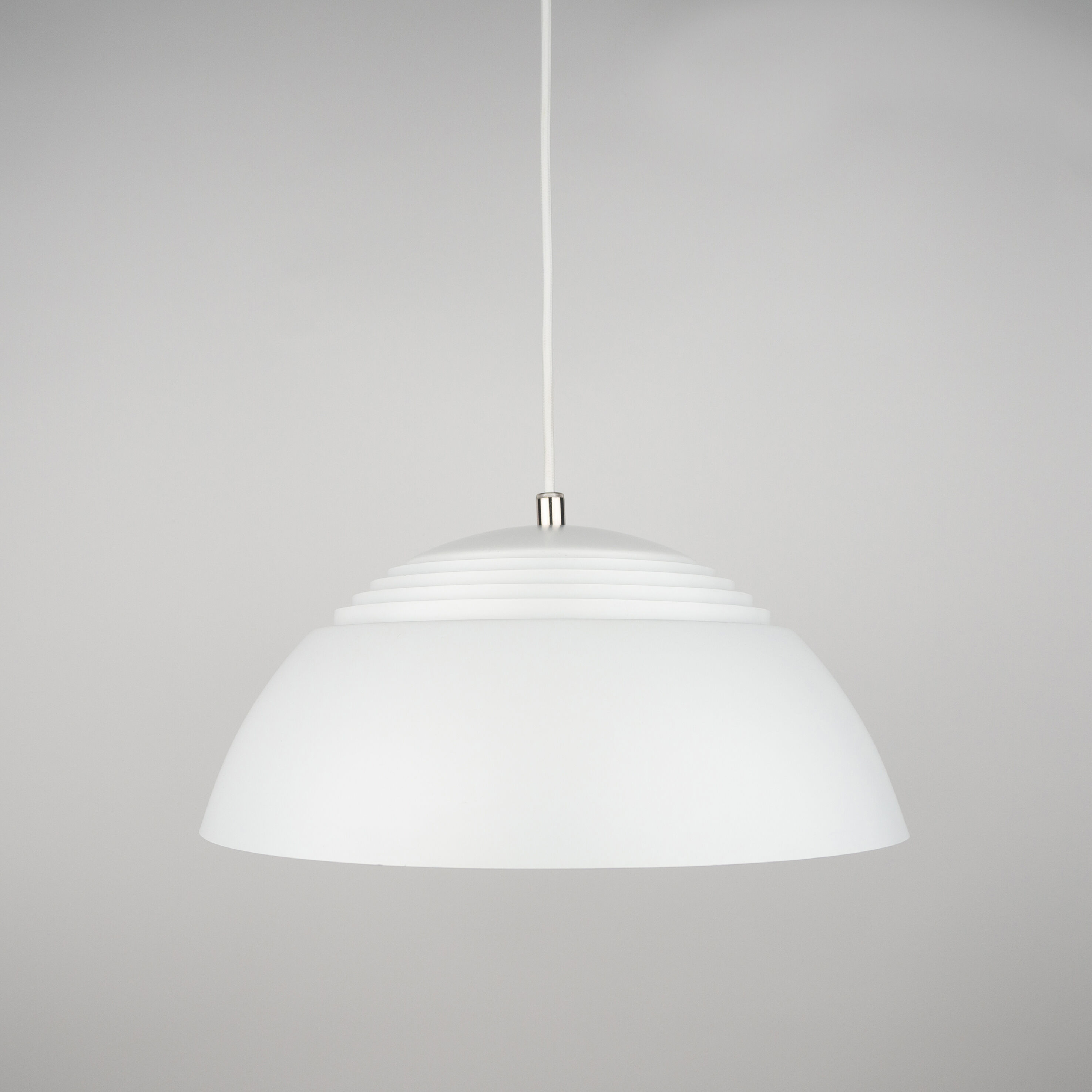 Suspension danoise AJ Royal 370 par Arne Jacobsen, Louis Poulsen, 1960