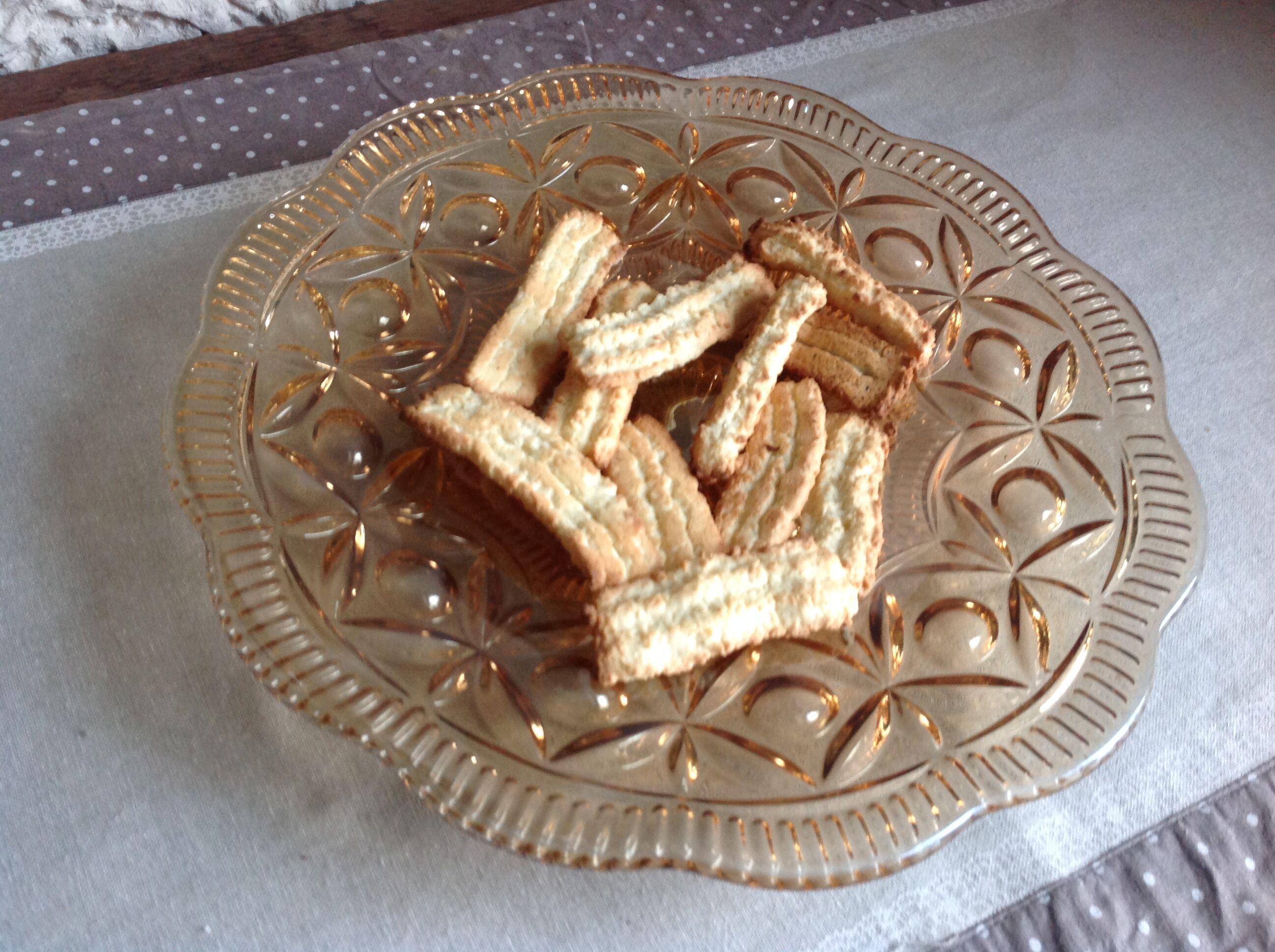 Coupe plate en verre ciselé rose ambré des années 50-60