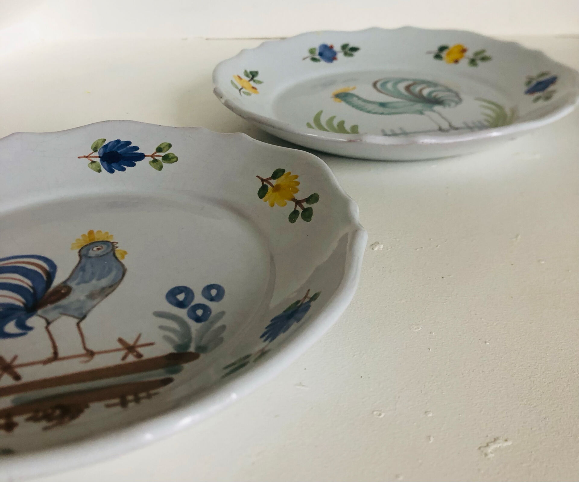 Pair of plates with naive Eastern rooster decoration