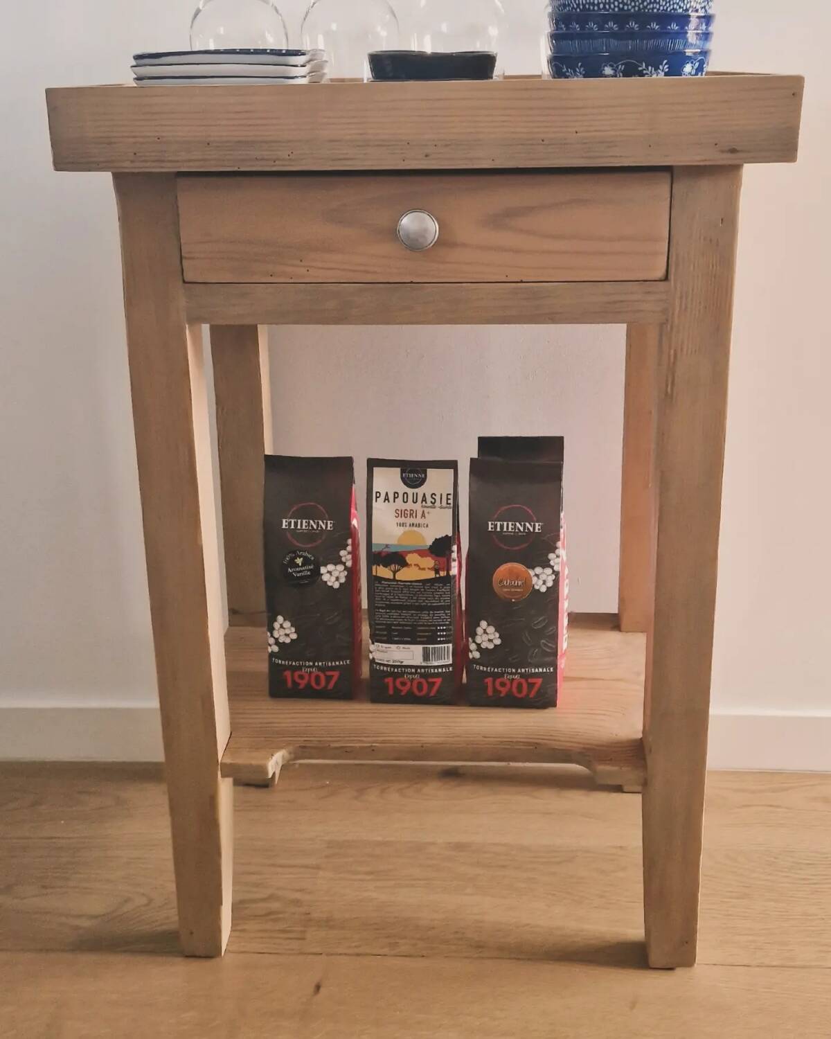 Old pine café restaurant block