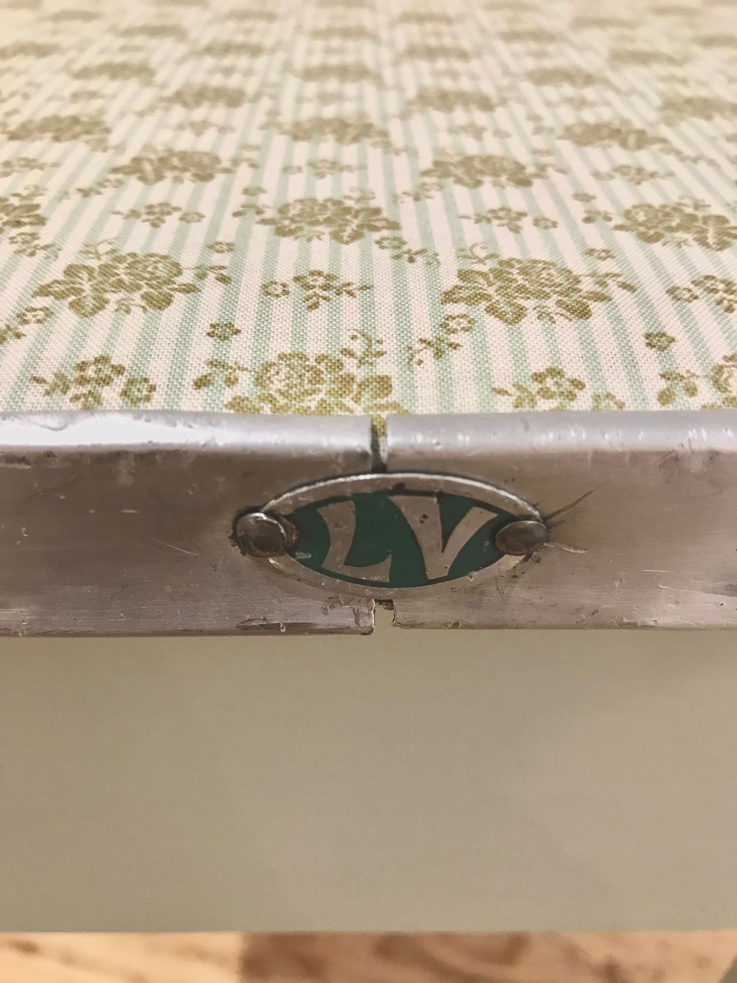 Almond green vintage wax ingtab