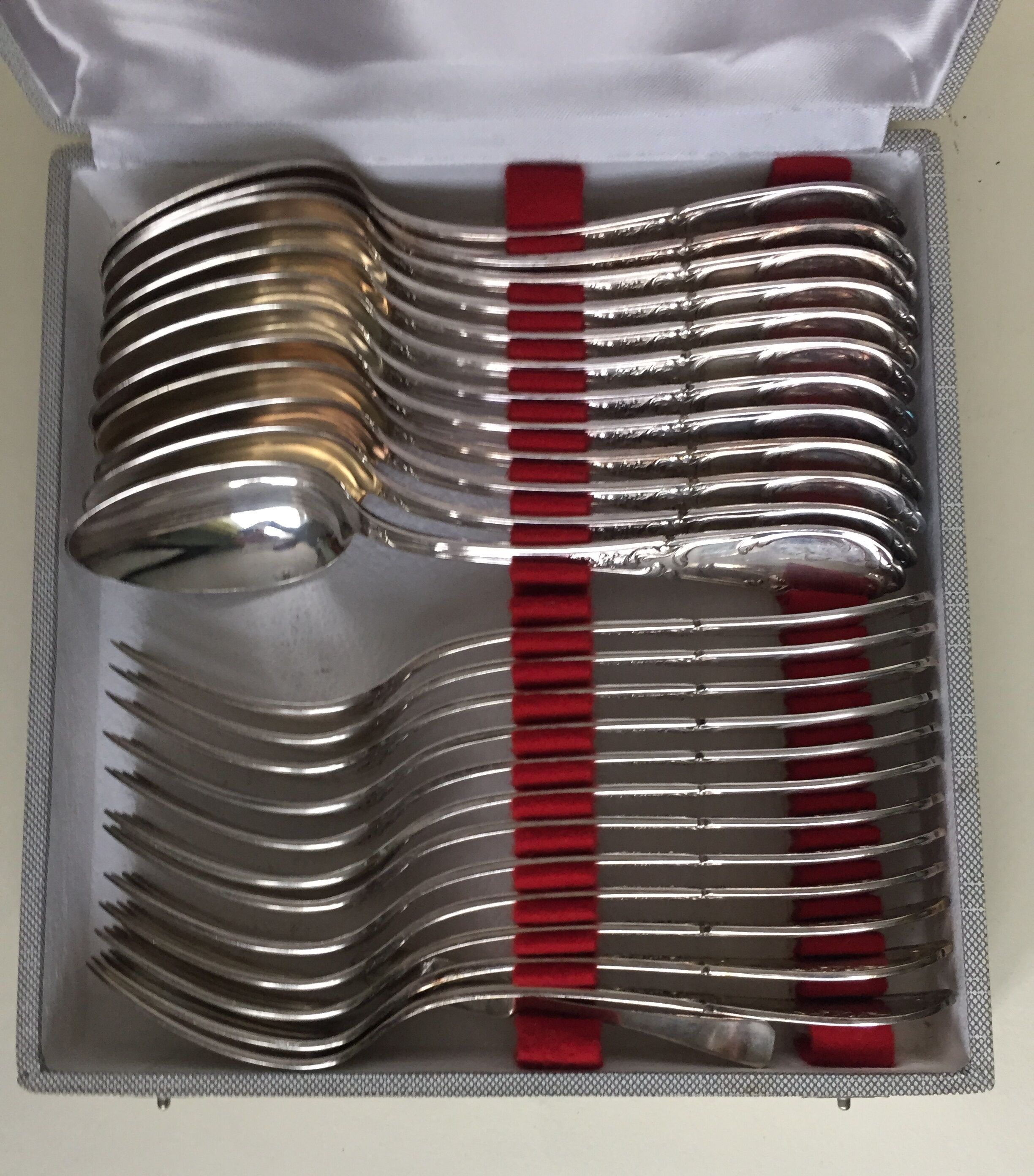 Silver metal housewife with 12 forks et 12 spoons