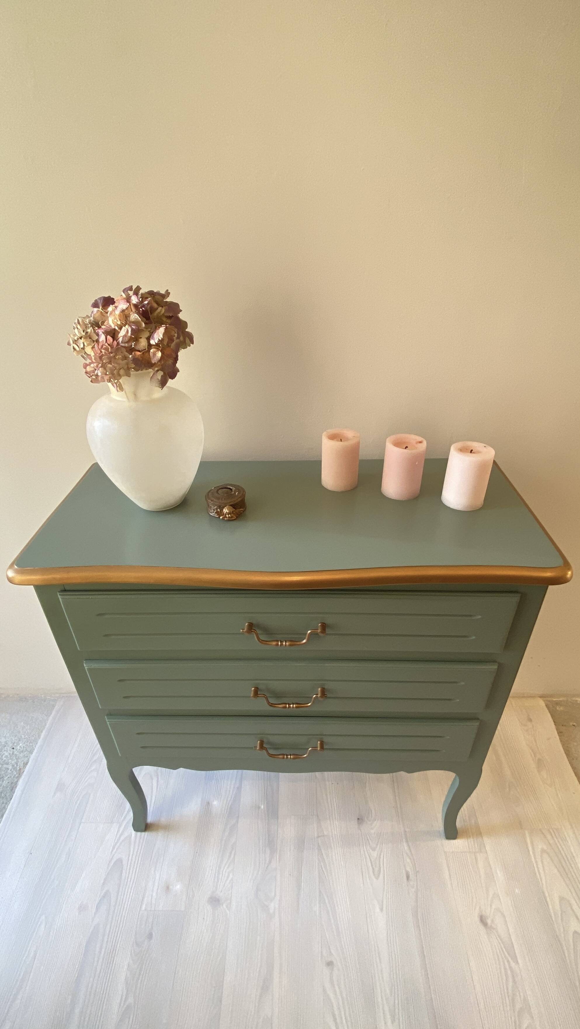 Refurbished vintage chest of drawers - Deep green with gold details