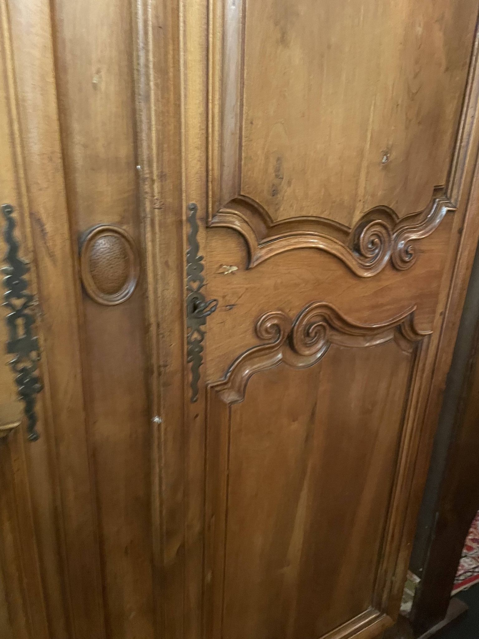 Armoire Louis XV en noyer