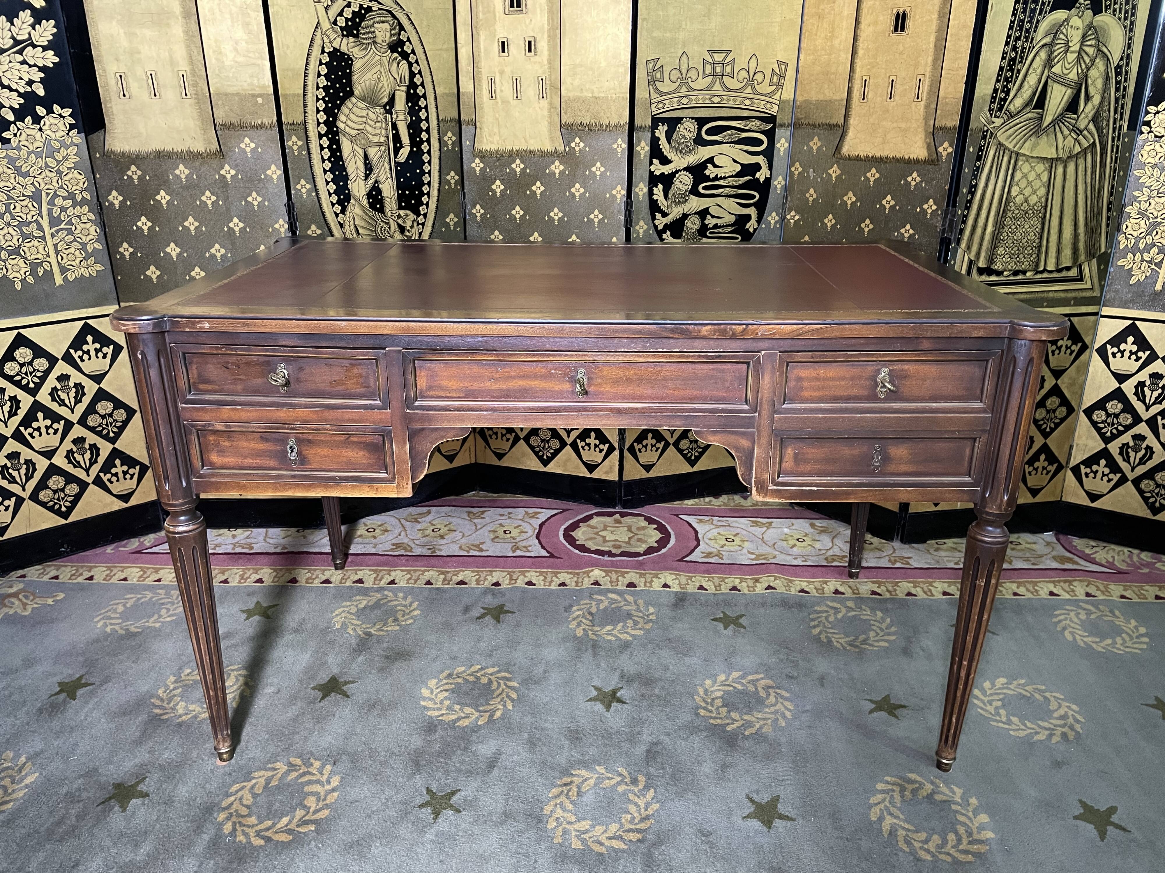 Bureau plat de style Louis XV