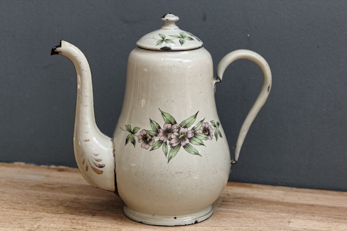 Flowered coffee maker, enamelled sheet metal