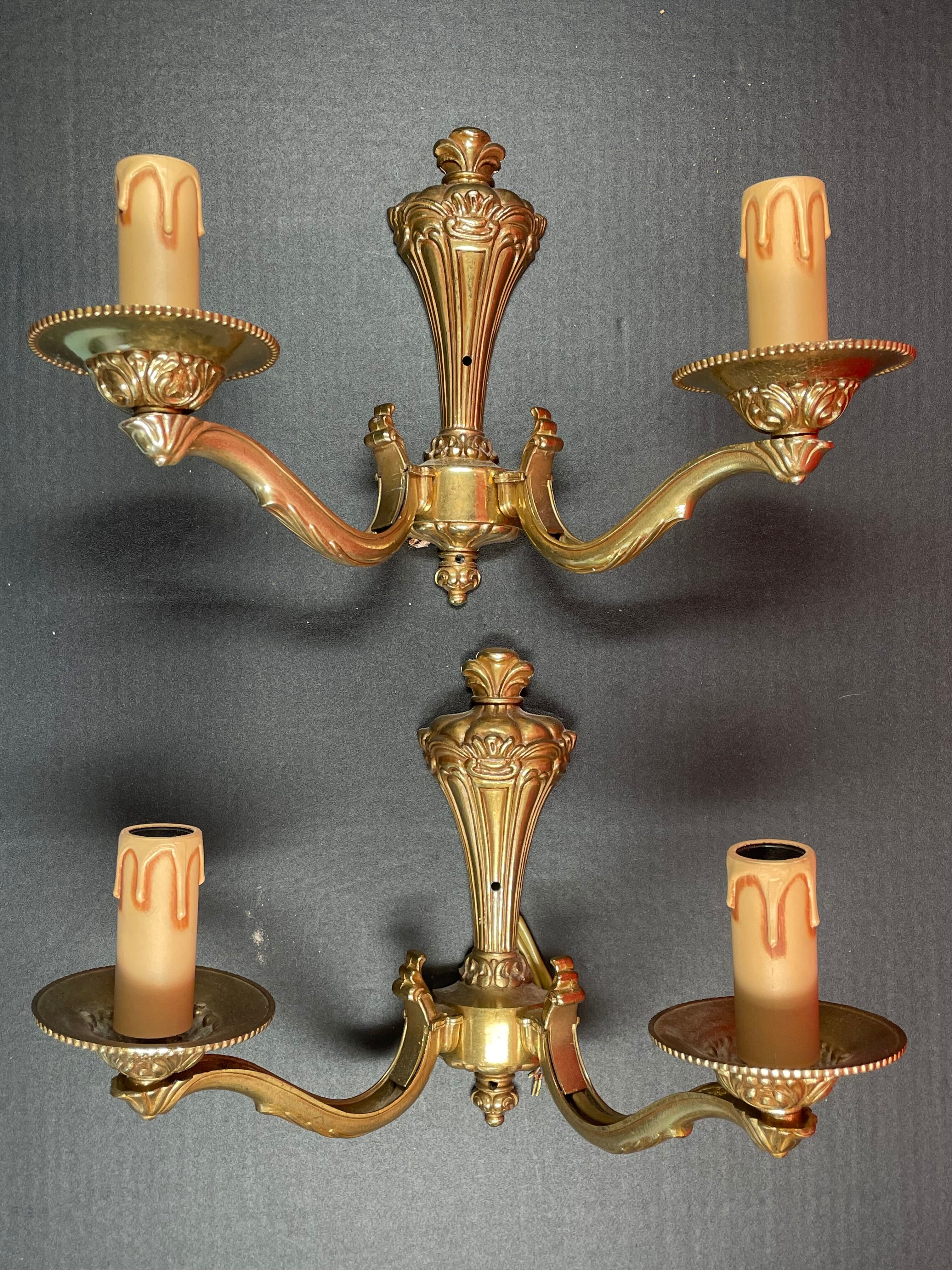 Pair of wall lamp in classic stylized bronze