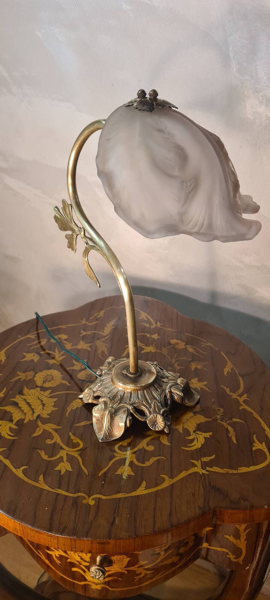 Art Nouveau bronze petal lamp with molded glass 28x34