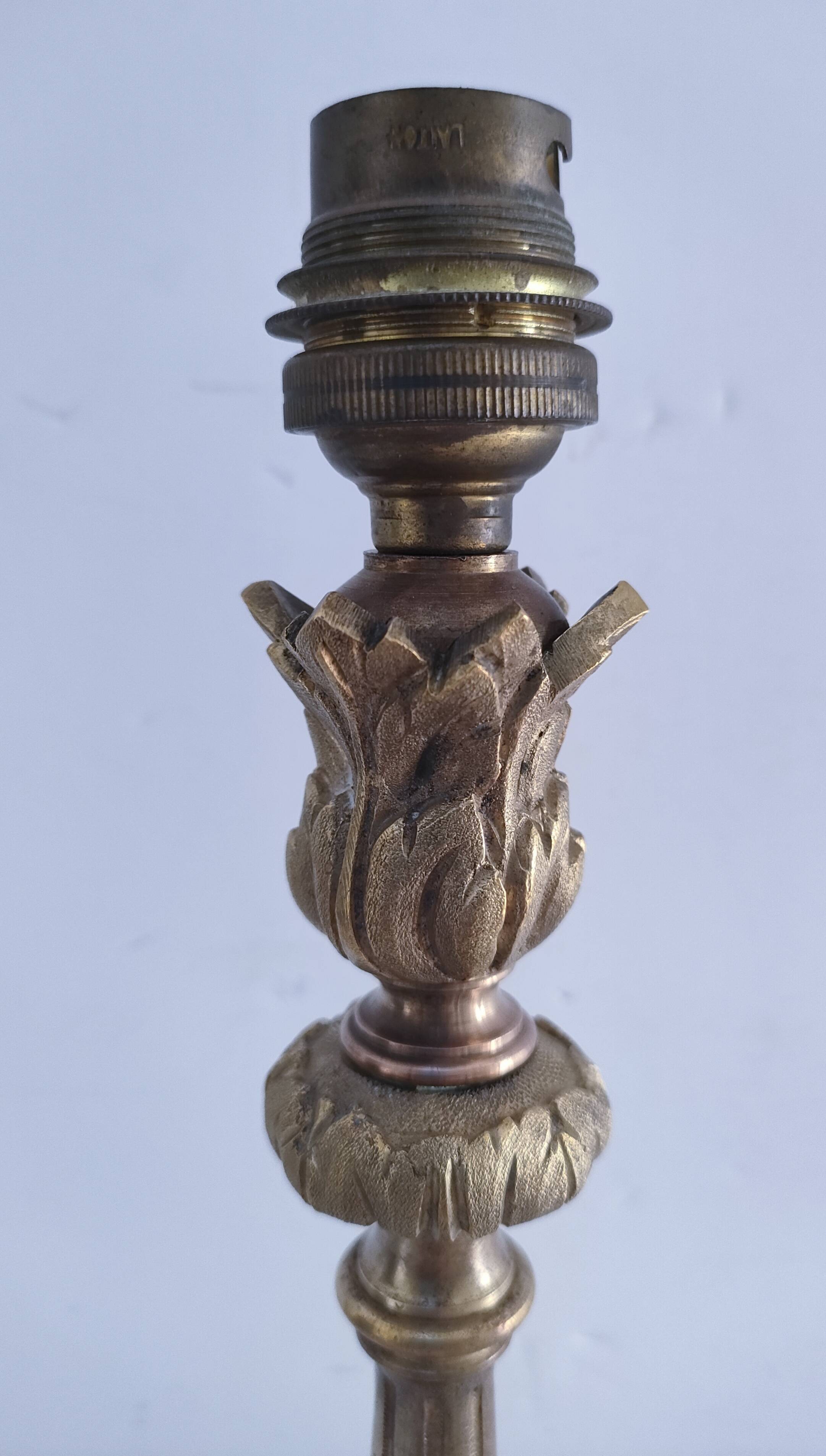 Pied de lampe bronze décor feuillagé