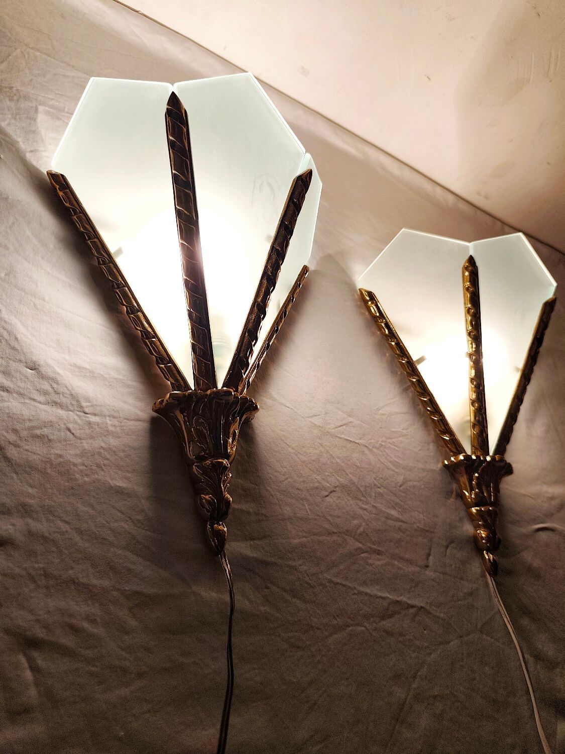 Par de apliques de bronce. España, 1980s.