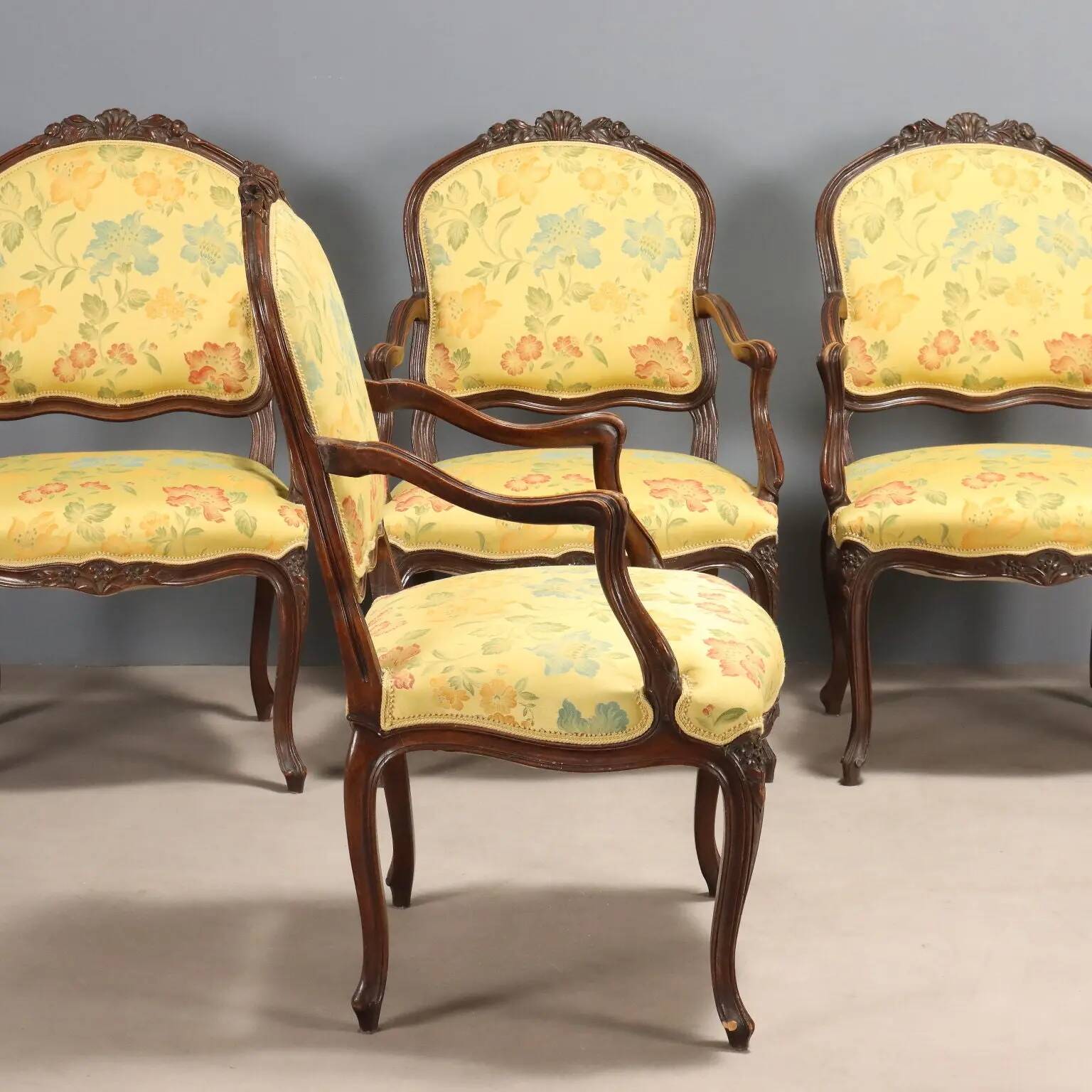 Fauteuils anciens style baroque en noyer sculpté XIX-XX siècle