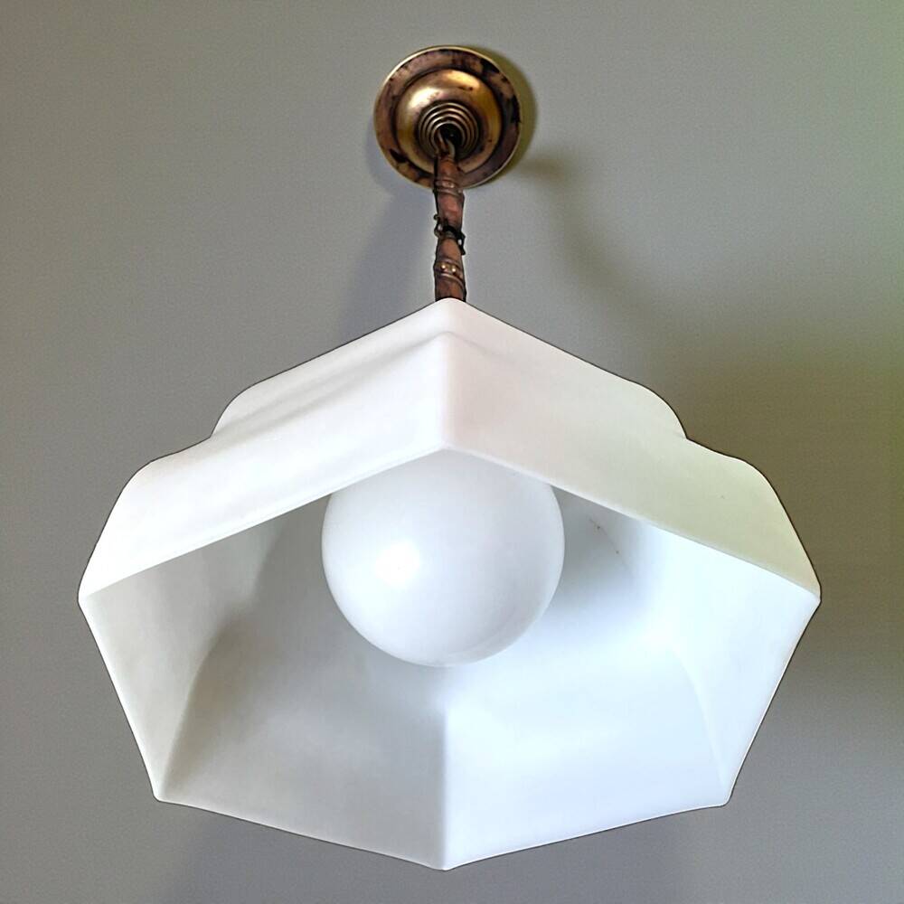 Lampe suspendue en verre blanc Art Déco