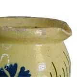 Pichet ancien en faïence française orné de fleurs peintes à la main