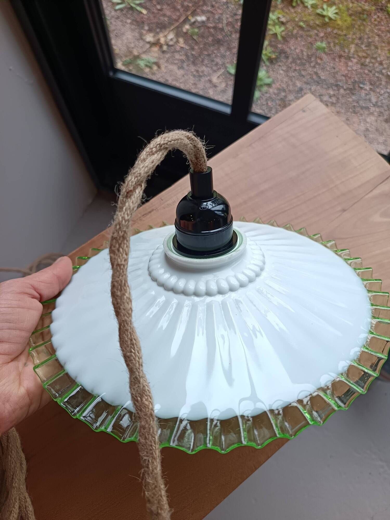Lampe baladeuse en verre vert pâle et blanc
