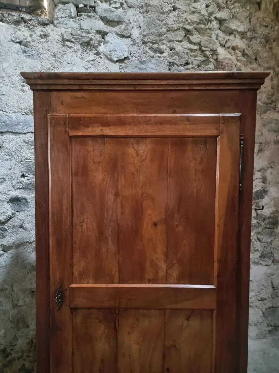 Armoire à linge, bonnetière ancienne en merisier français