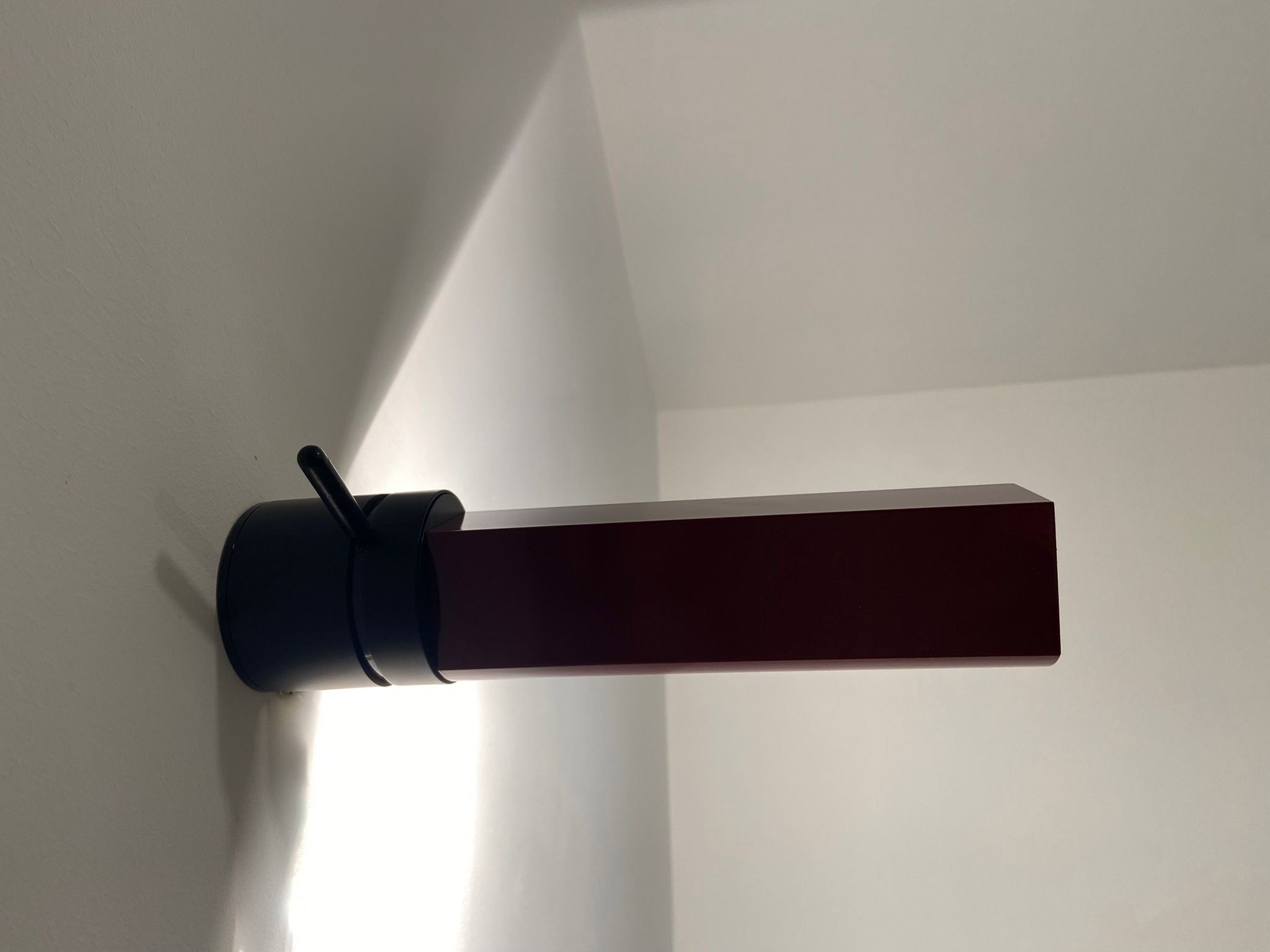 Tritico wall lamp Caltha designer Gianfranco Frattini lacquered in burgundy color, Italy 80's
