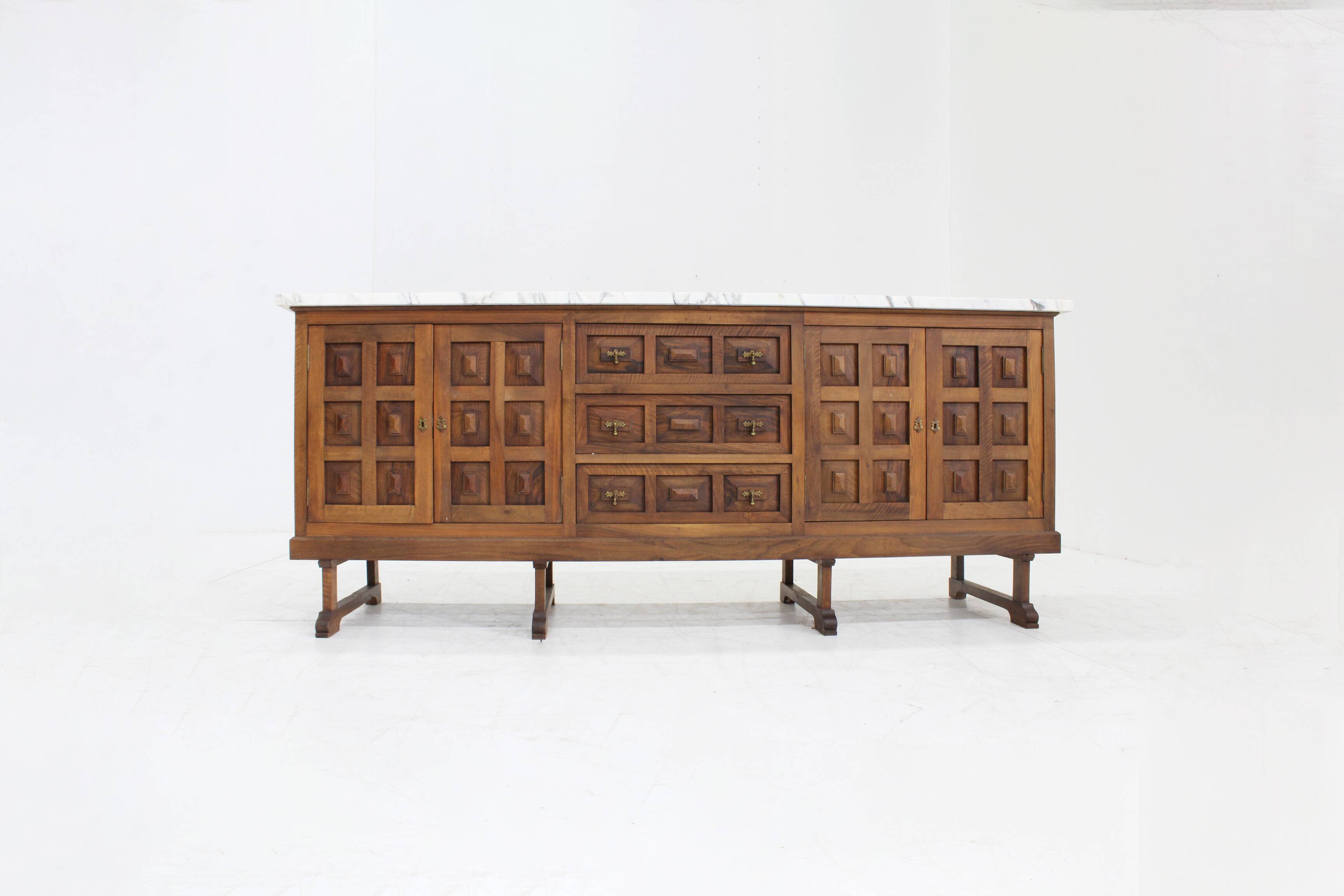 Buffet brutaliste espagnol en bois massif et marbre