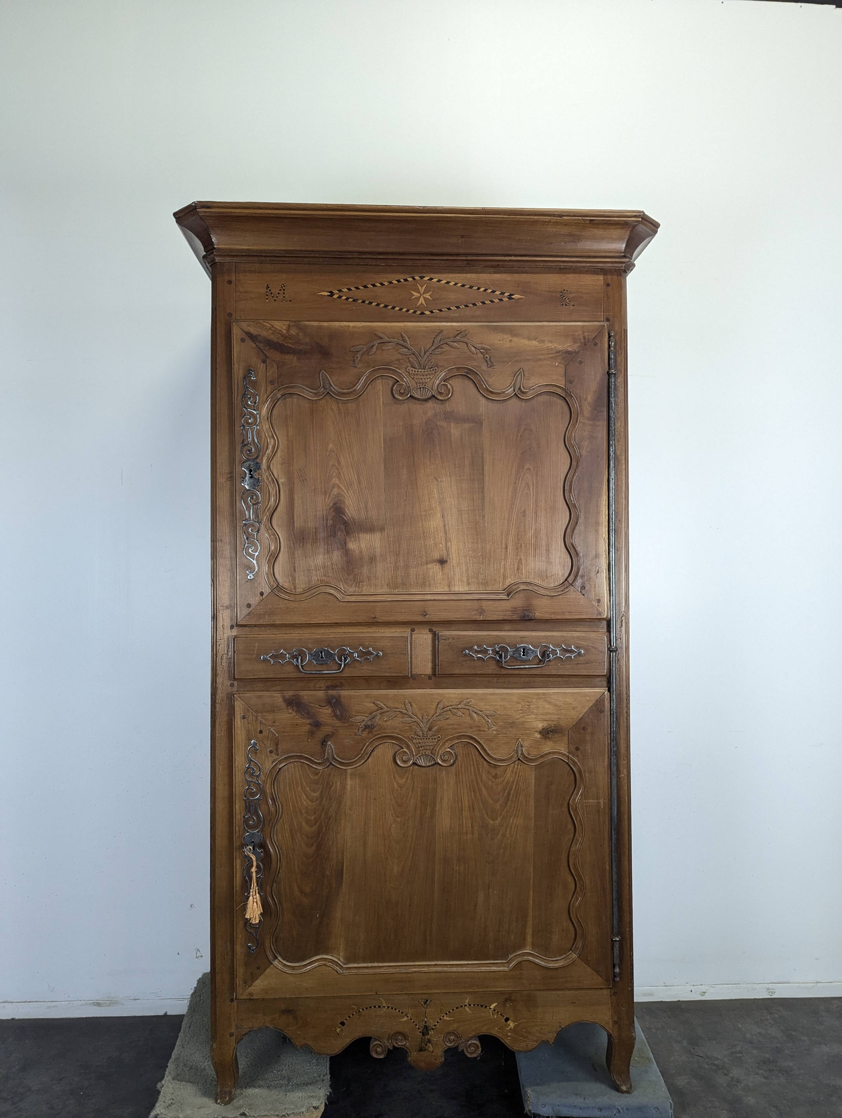 Standing man Louis XV in carved and marquetry cherry wood with a star.