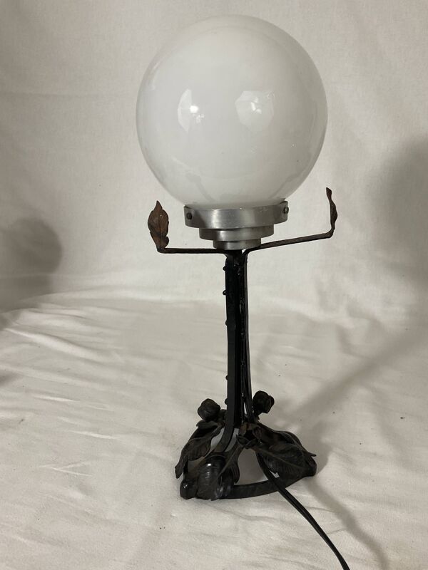 Lampe art nouveau art déco en fer forgé globe blanc