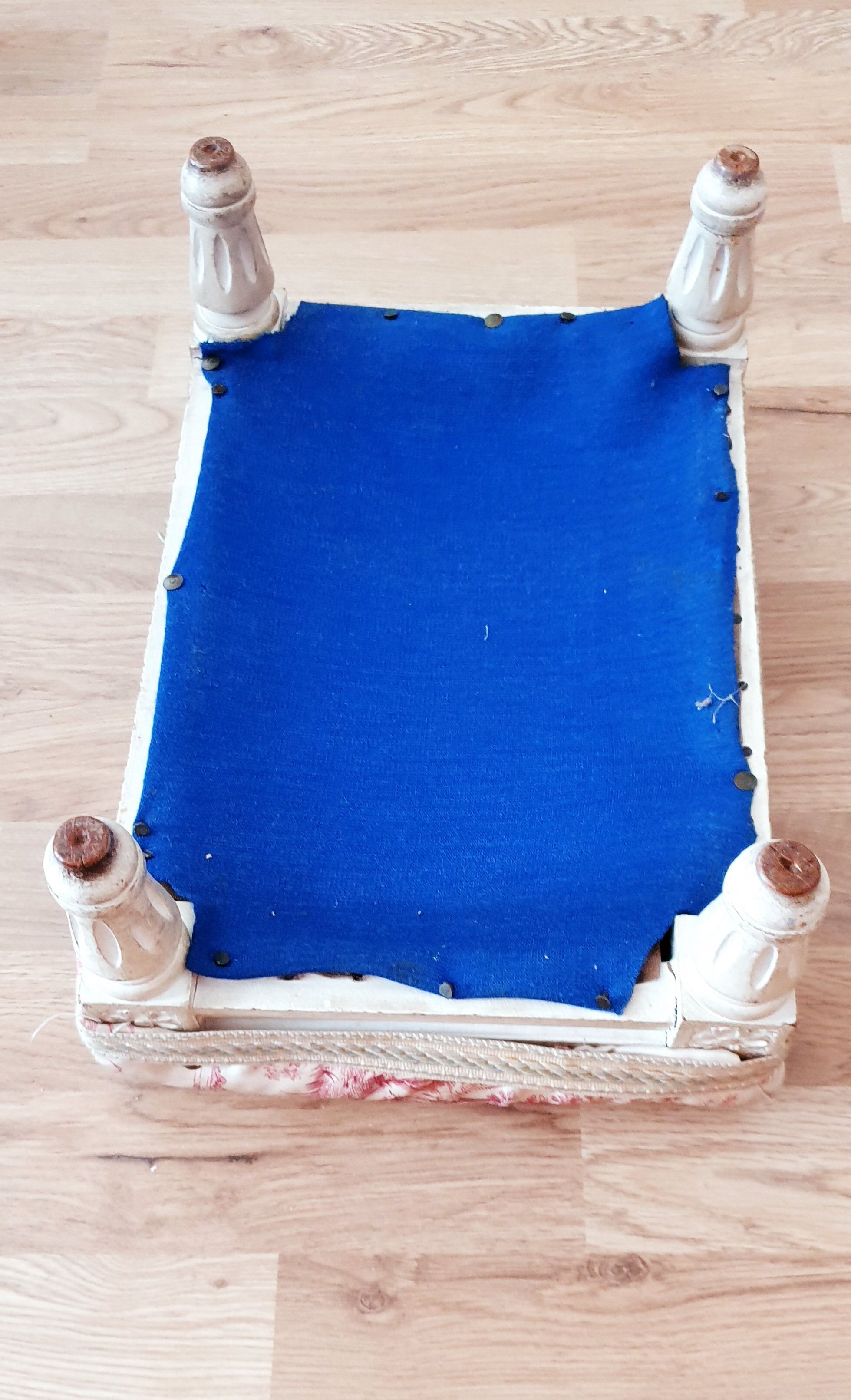 Old Footrest Toile de Jouy to restore