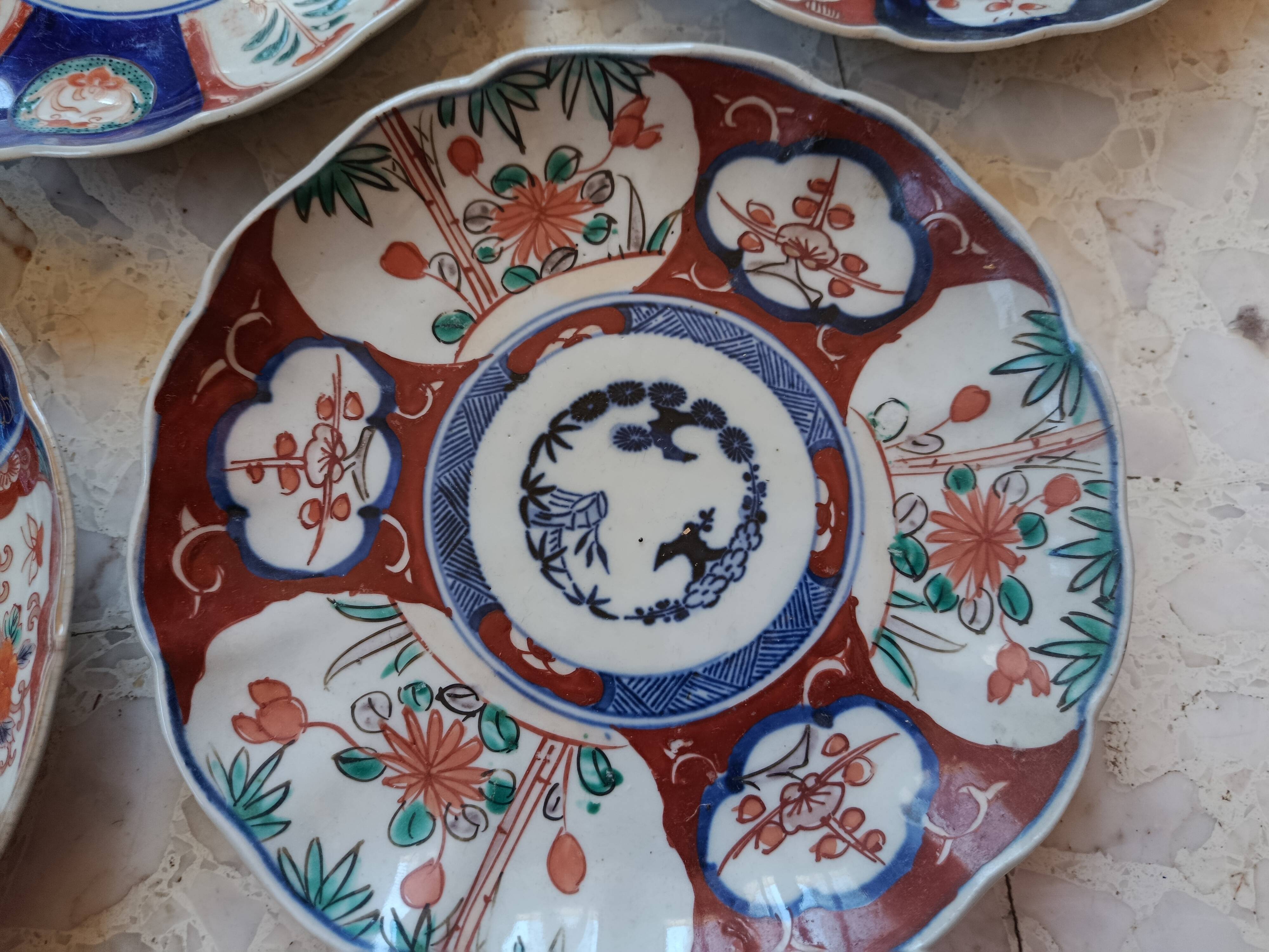 5 IMARI PLATES JAPAN 19th century scalloped floral motifs, FUKI CHOSHUN Arita