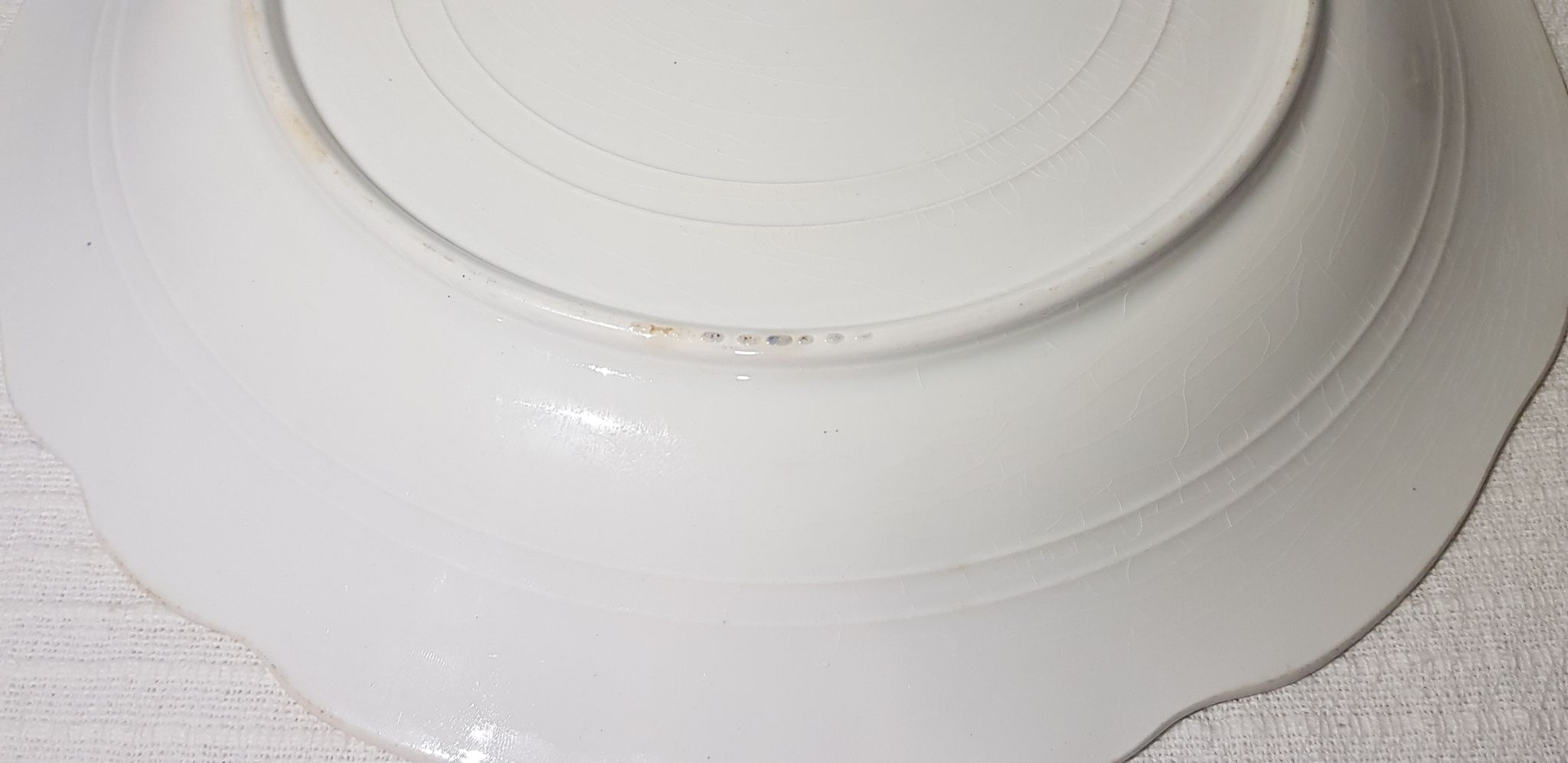 Plat en faïence de St Amand et Hamage Nord modèle Régence, terre de fer