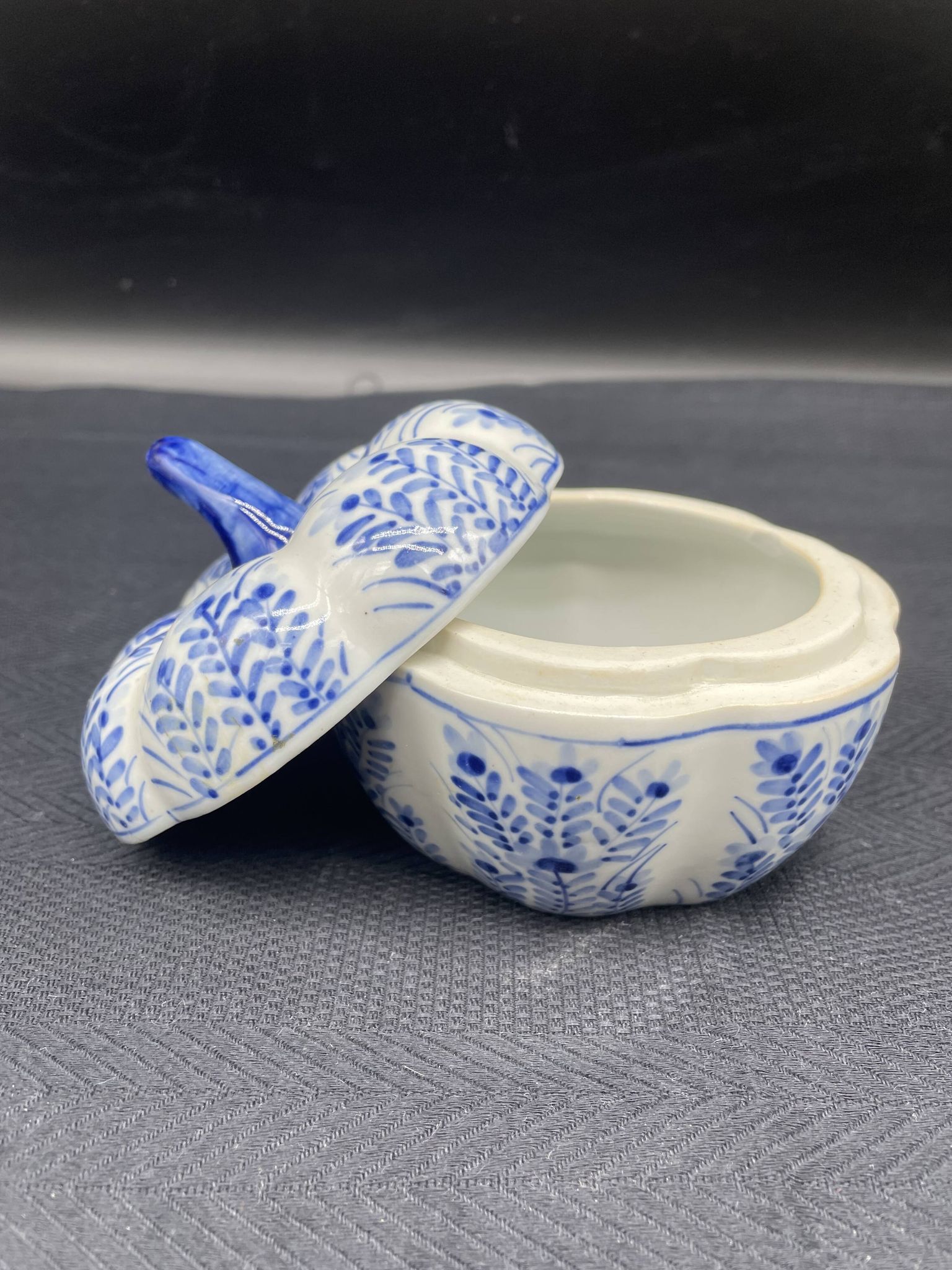 Chinese covered pot, box, jewelry box, pumpkin, white porcelain, China blue plant decor