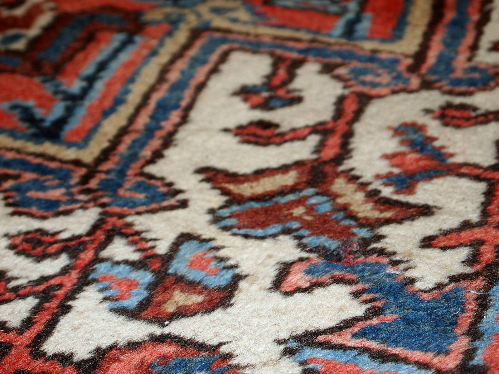 Tapis Heriz Antique du Moyen-Orient, Années 1950, Élégance Traditionnelle