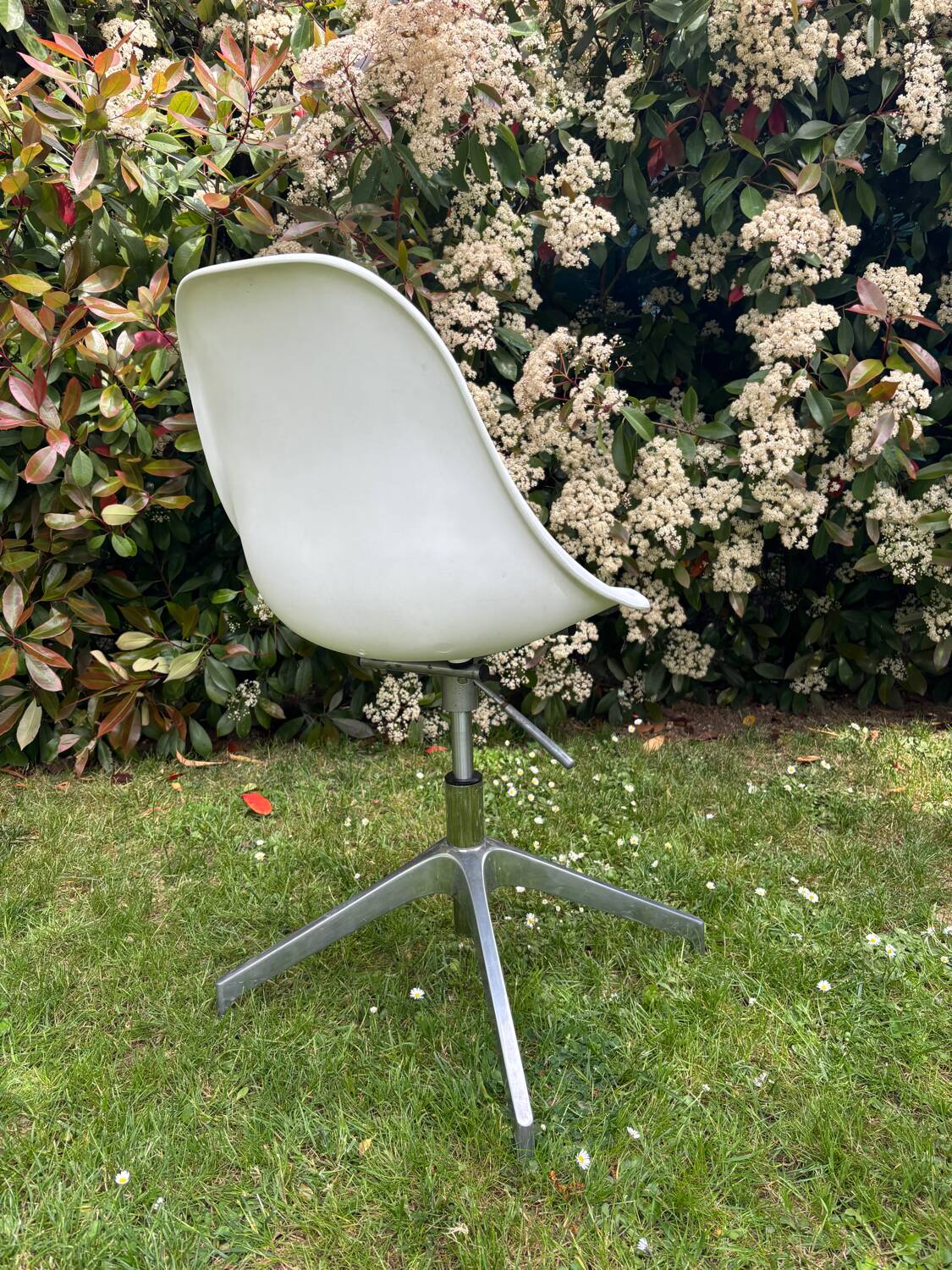 Swivel tulip chair