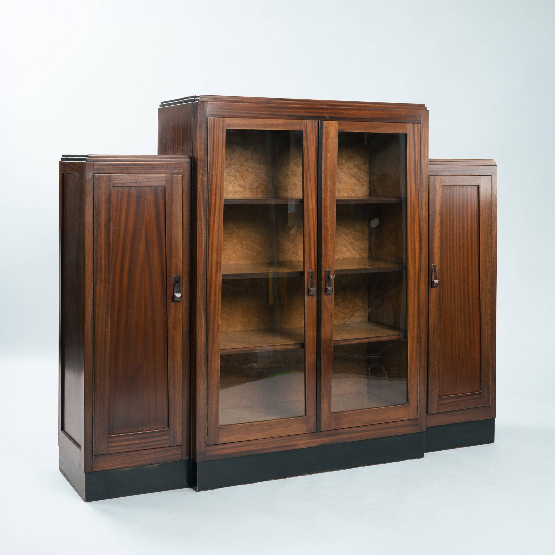 Cabinet Art Déco en noyer et érable œil de perdrix de l'école d'Amsterdam avec portes en verre, années 1930