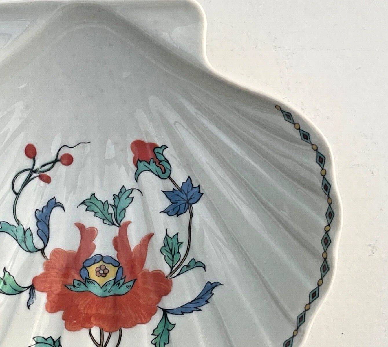 Paris porcelain shell-shaped pocket emptier with vintage poppy decoration