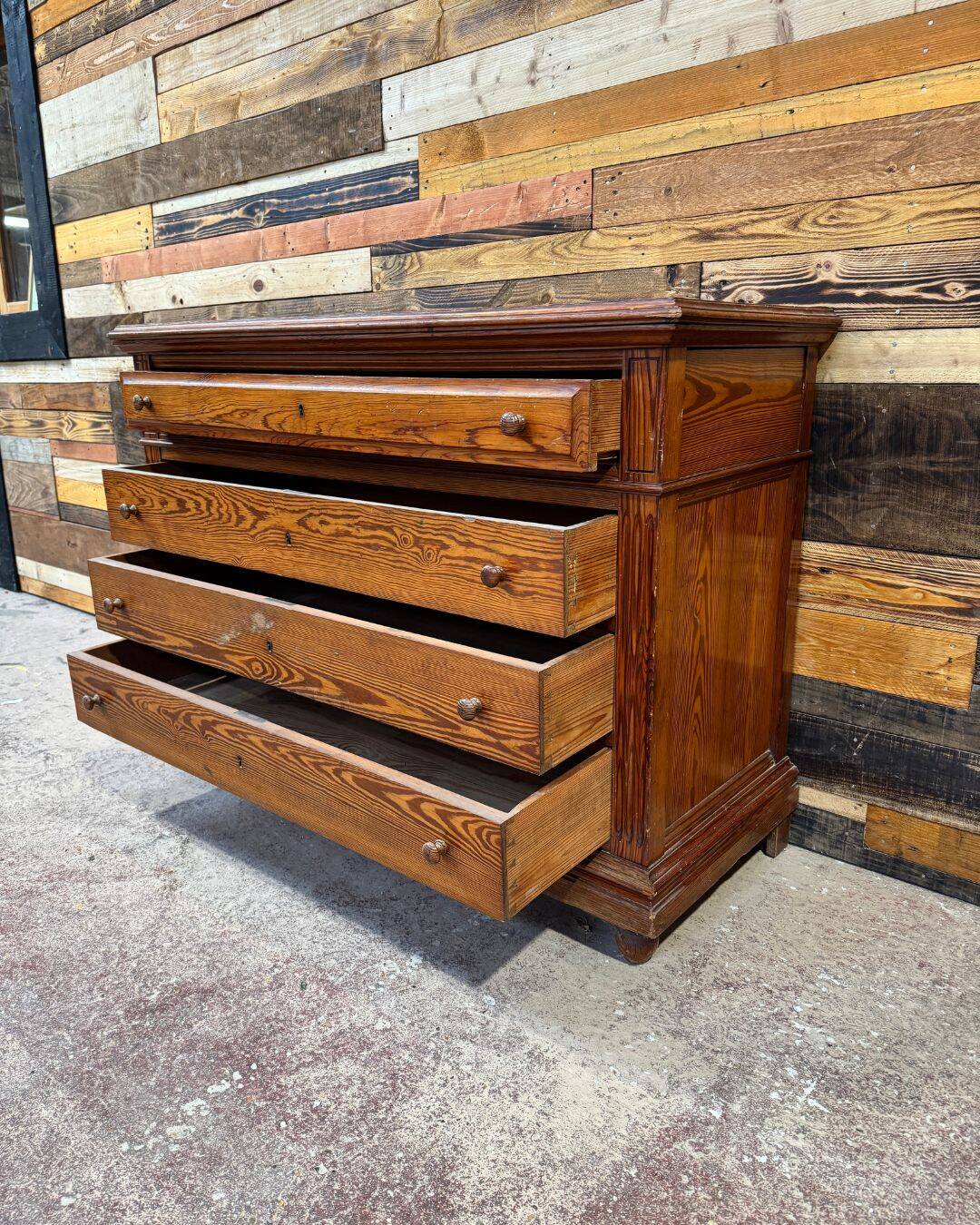 Commode en pitchpin massif