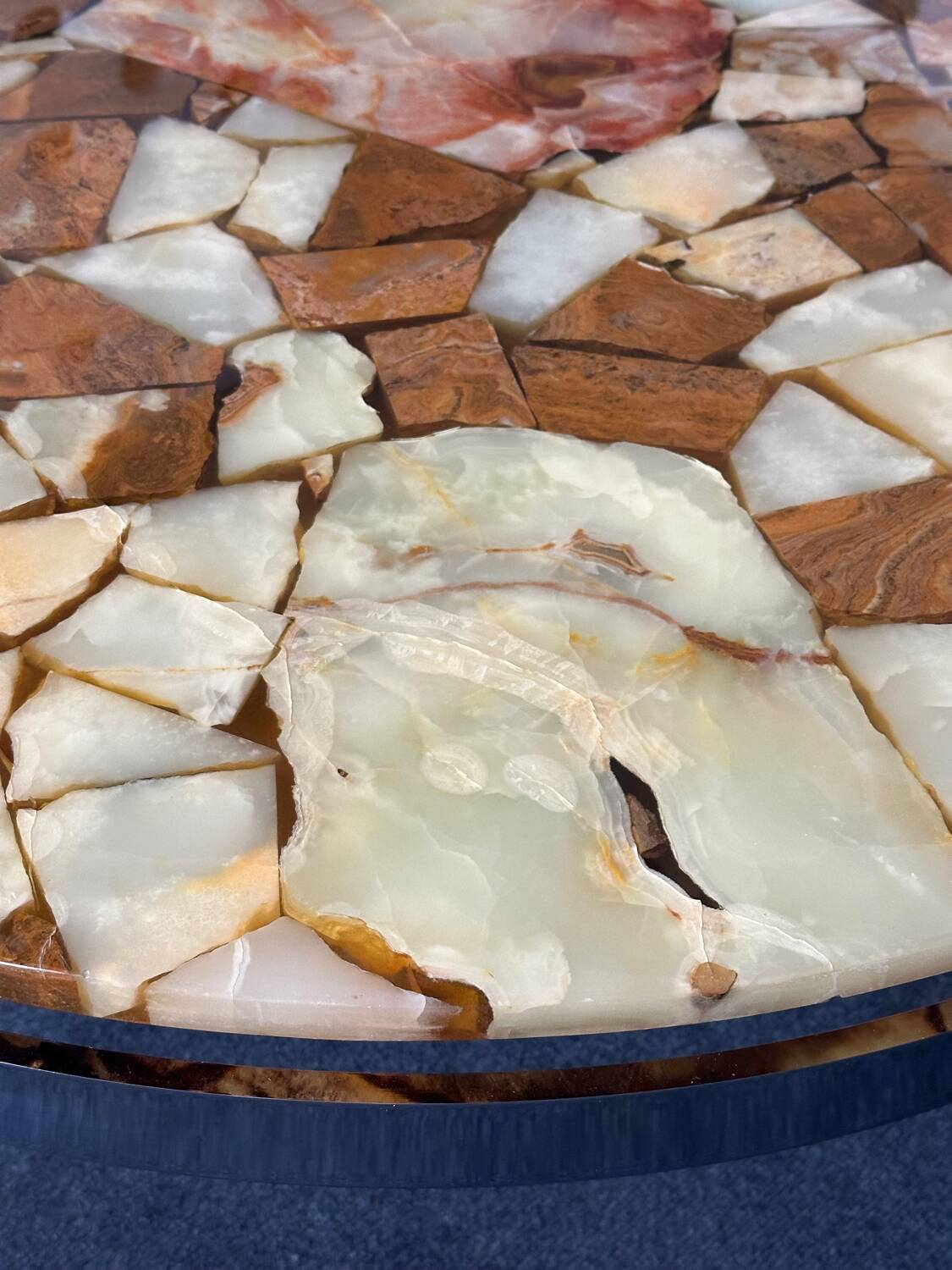 Round coffee table in onyx-like resin and chrome-plated metal, 1970s