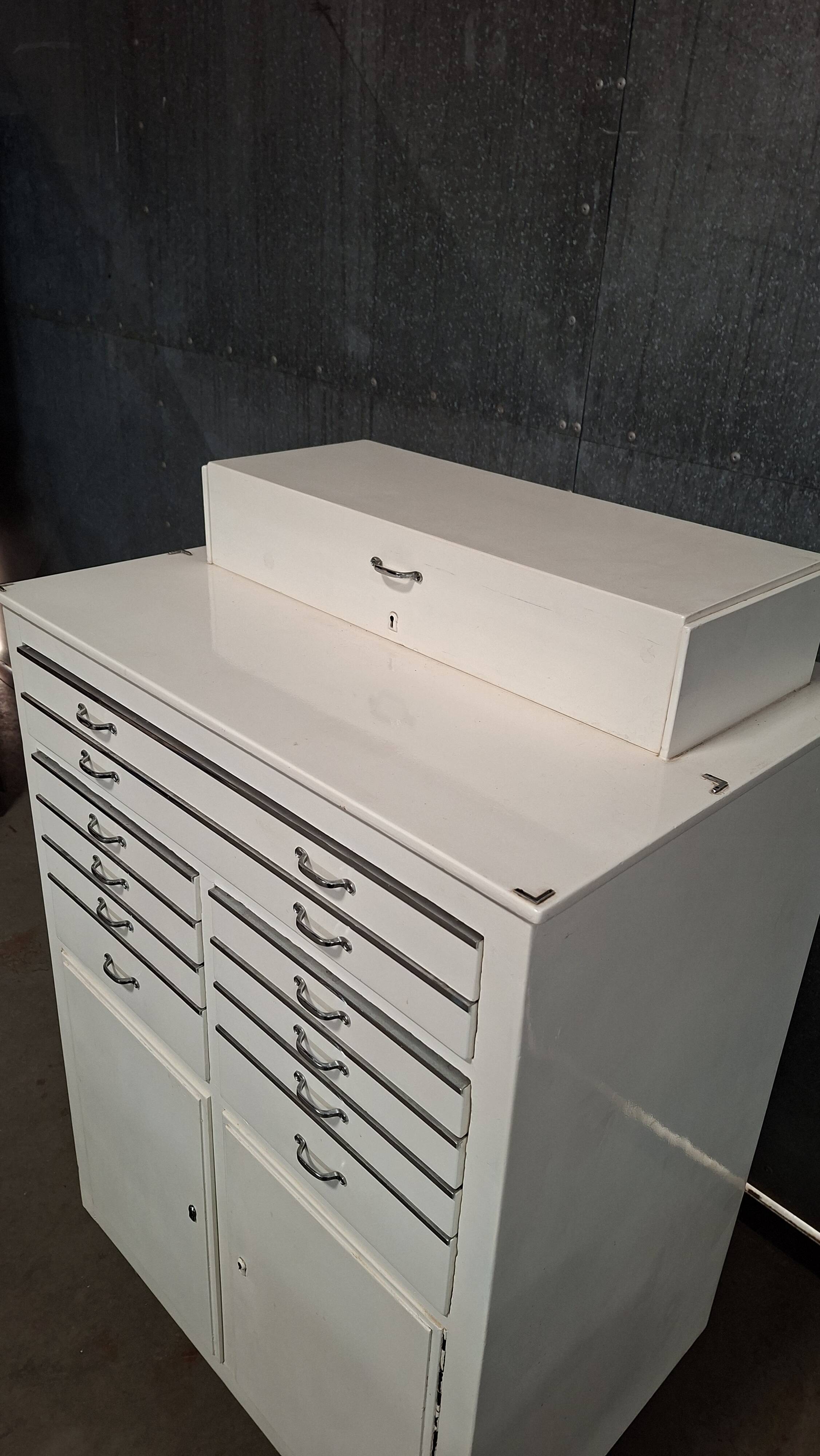Meuble dentiste sur roulettes / meuble médical / commode à tiroirs