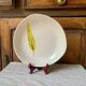Plat semi creux de forme libre décoré d'une plume, Niderviller 1960