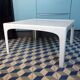Table basse 1970 carrée en fibre de verre