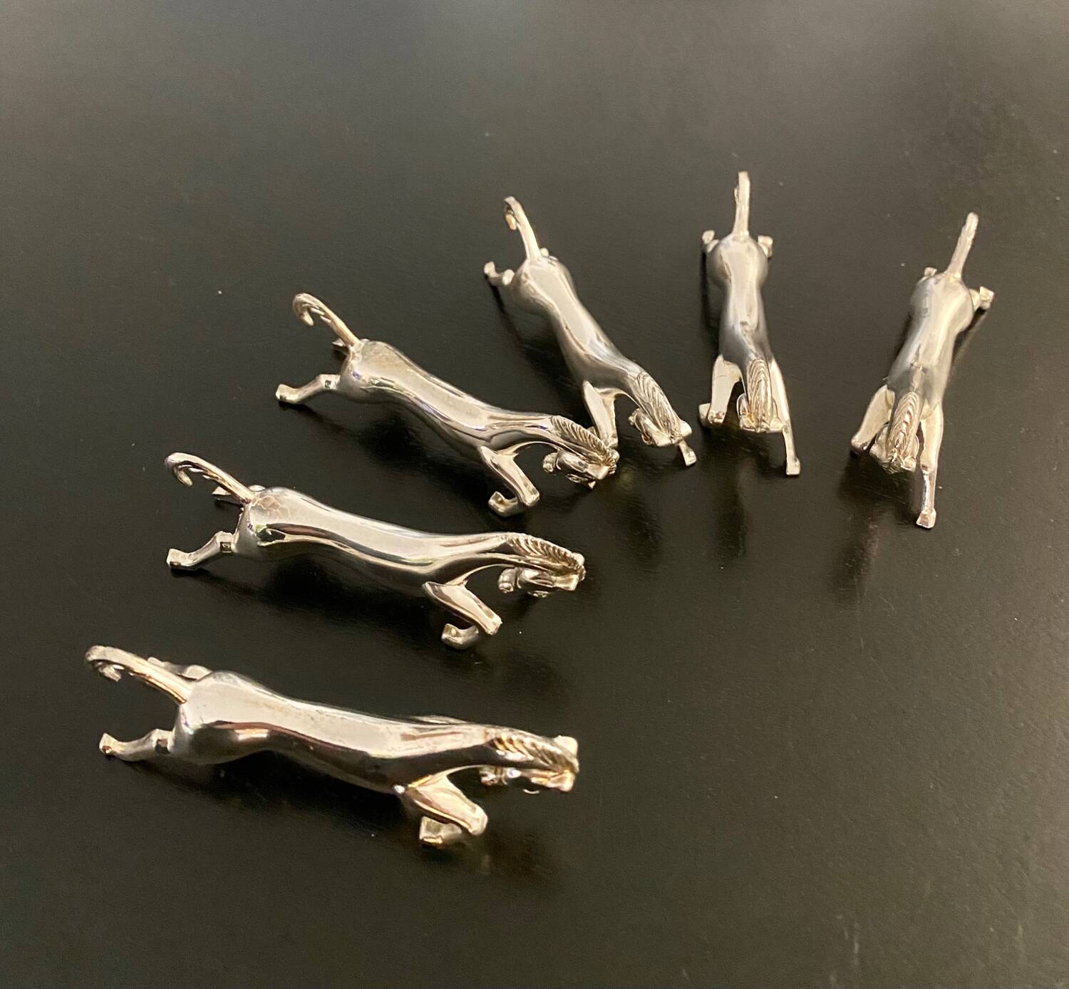 6 horse-shaped metal knife holders