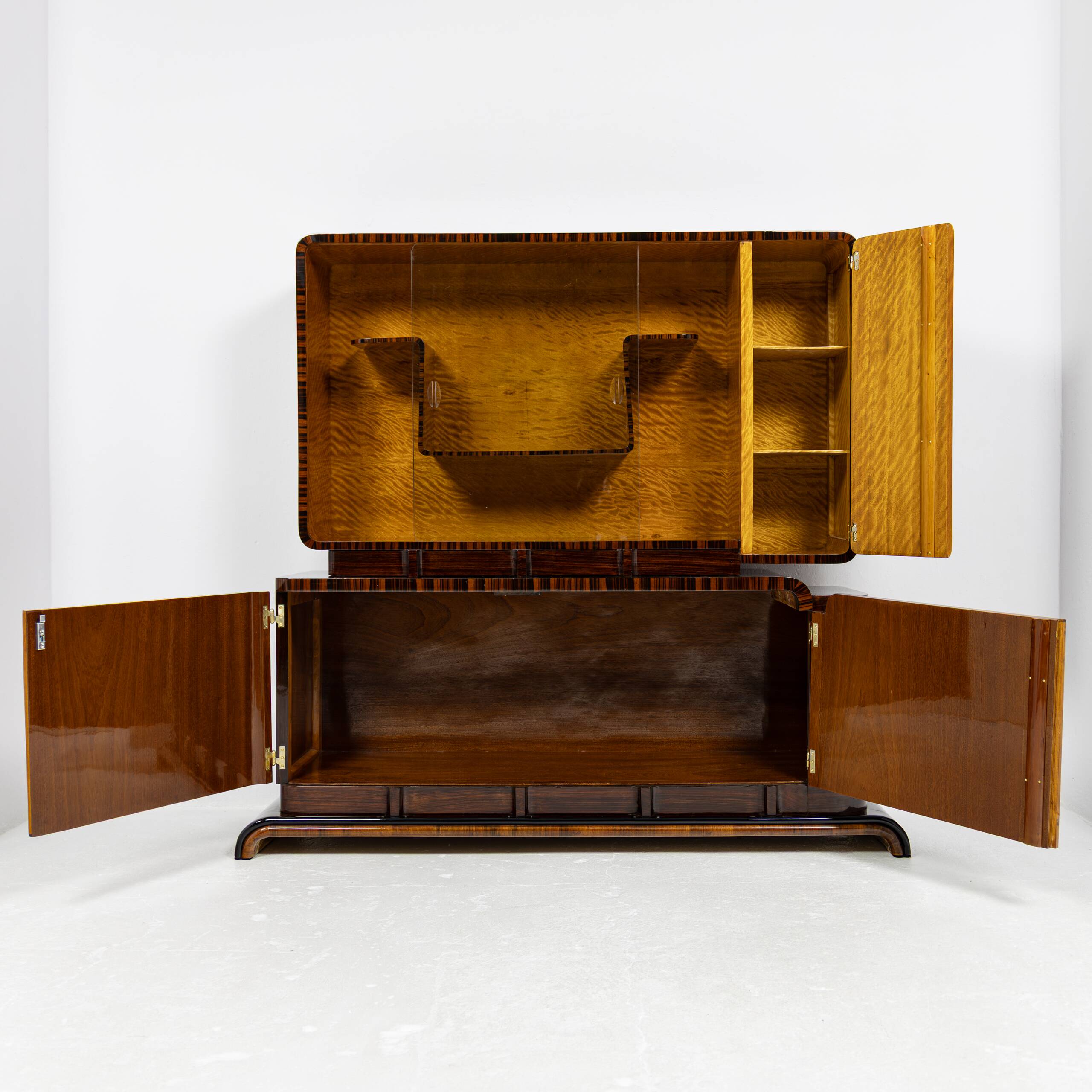 Buffet vitré asymétrique Art Déco en noyer et palissandre - 1925-1939