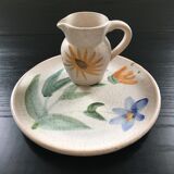 Flat plate and pitcher floral decoration