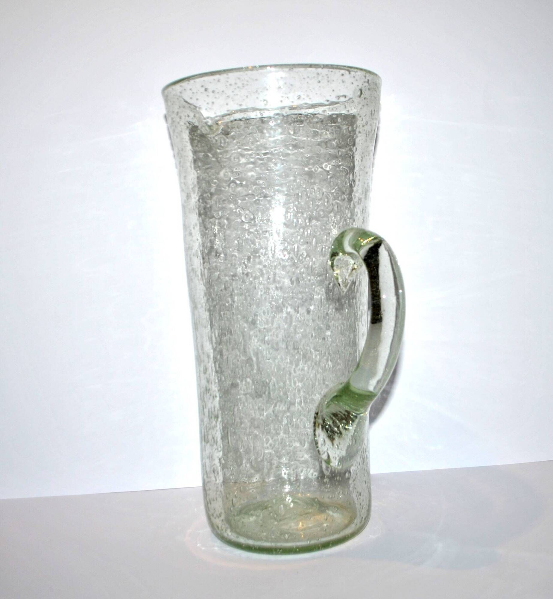 Grand pichet à orangeade punch vintage en verre bullé de biot vert clair 33.5cm