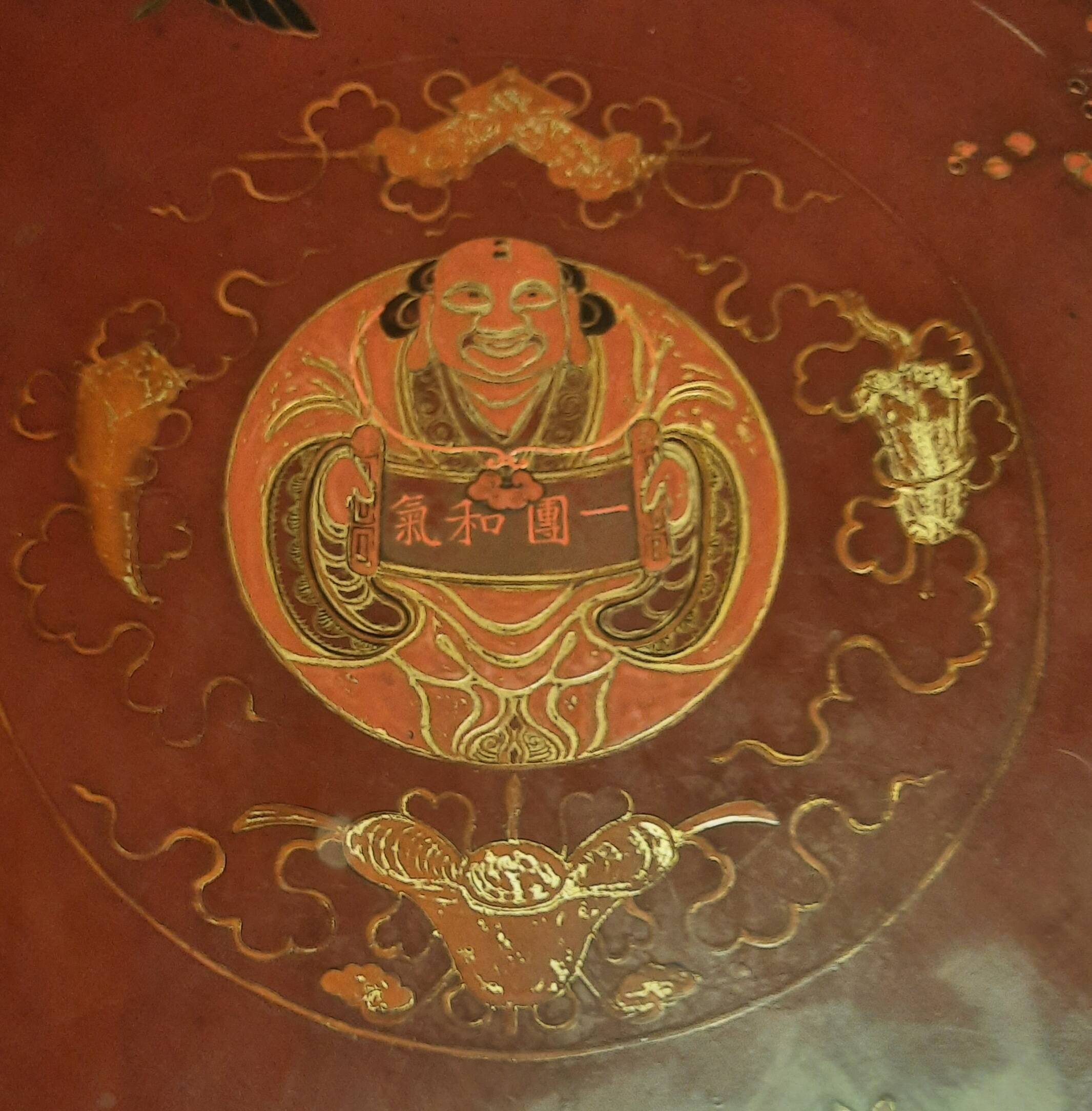 Guéridon with a polylobed top in Far Eastern lacquer.