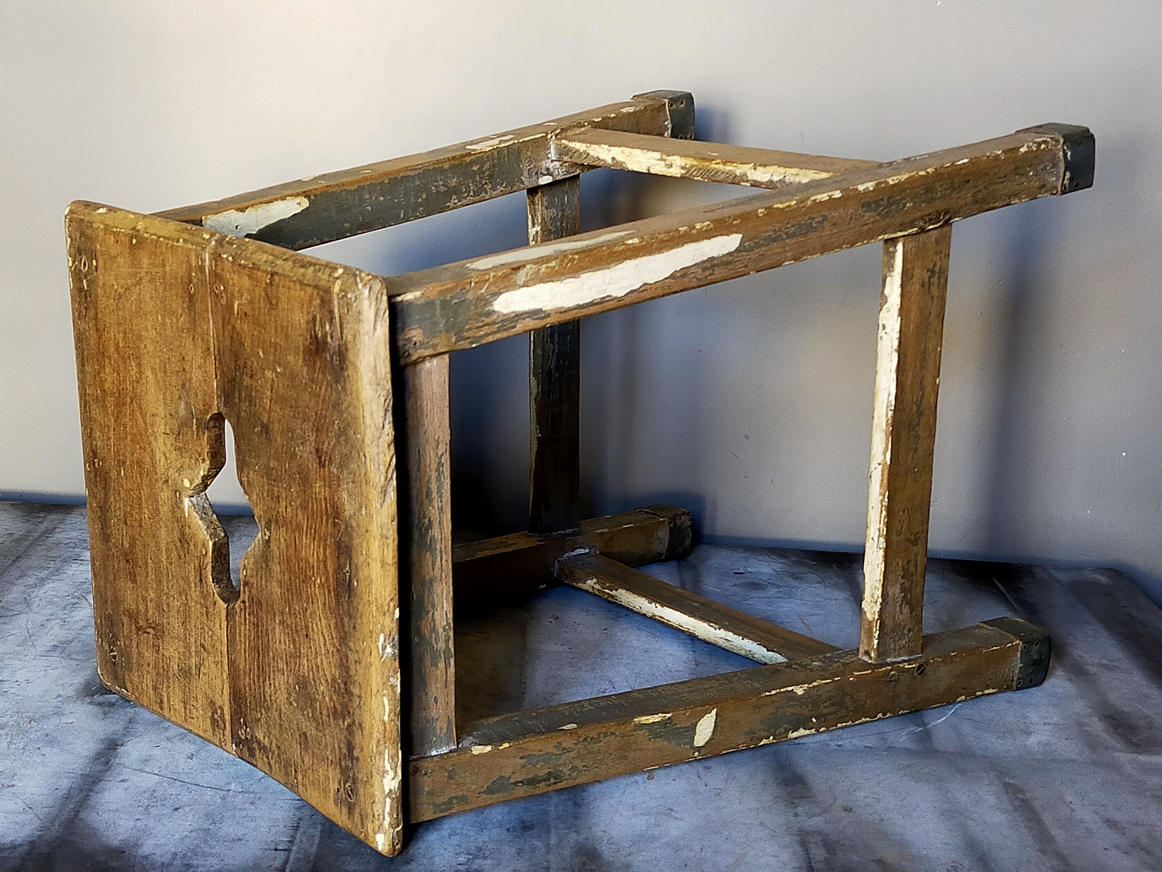 Tabouret d'atelier ancien à poignée